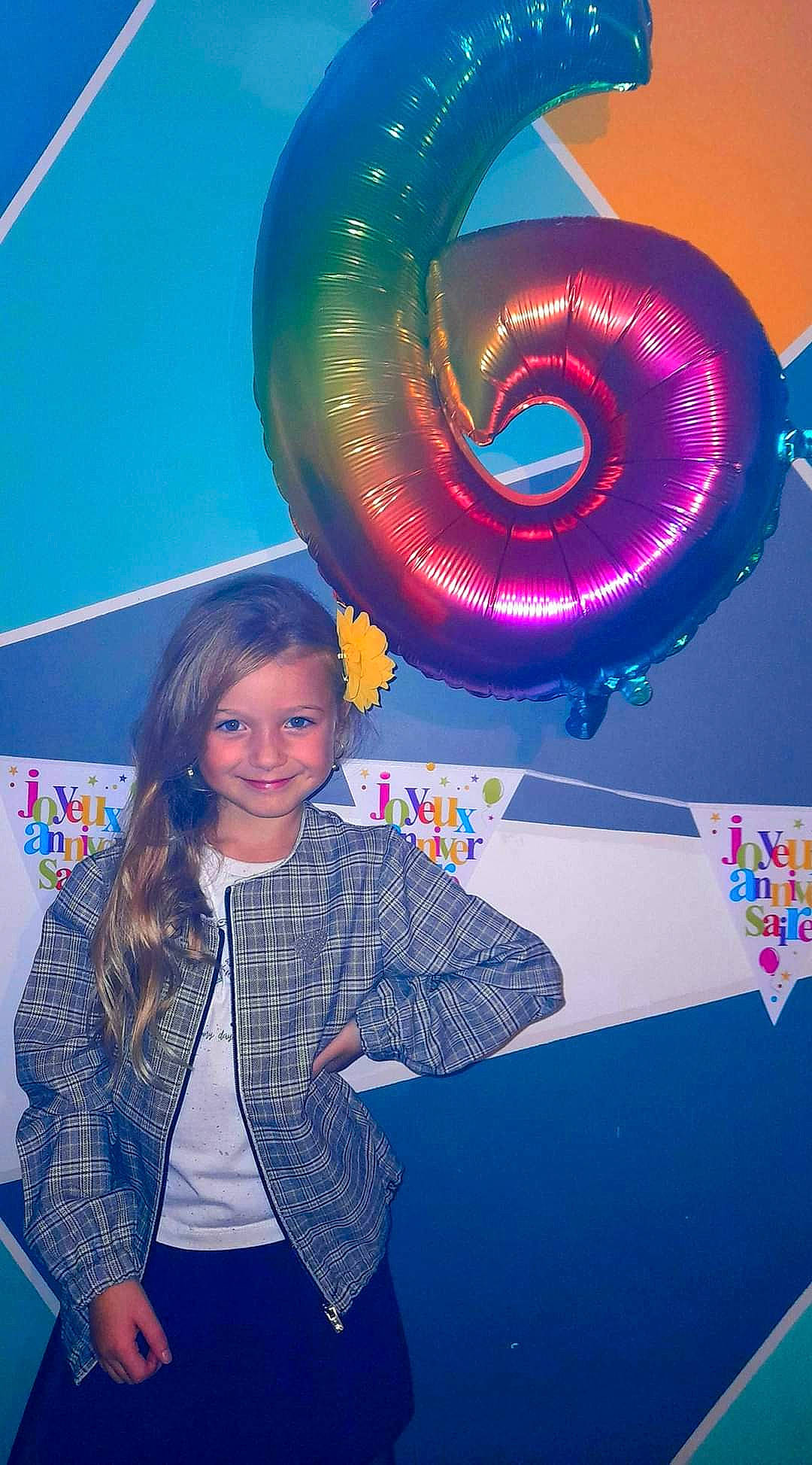 Leena a rejoint le concours — aidez-le/la à gagner de superbes lots ! azure, blue, circle, cool, denim, electric_blue, event, fashion_design, fun, happy, human_body, joy, leisure, light, magenta, person, pink, product, recreation, sleeve