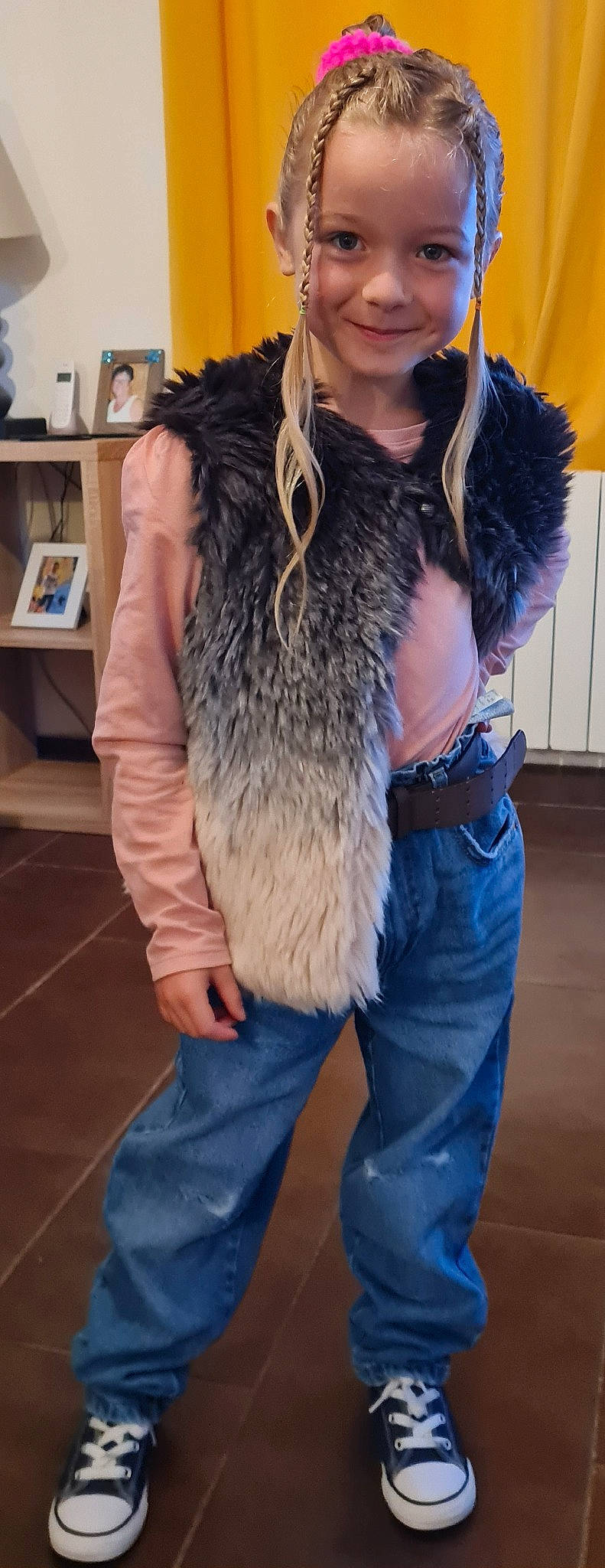 Leena participe au concours pour gagner de l'argent avec cette photo : animal_product, beard, blue, bookcase, denim, eyewear, fashion_design, fur_clothing, gesture, joint, joy, natural_material, neck, outerwear, person, shelf, sleeve, standing, street_fashion, thigh