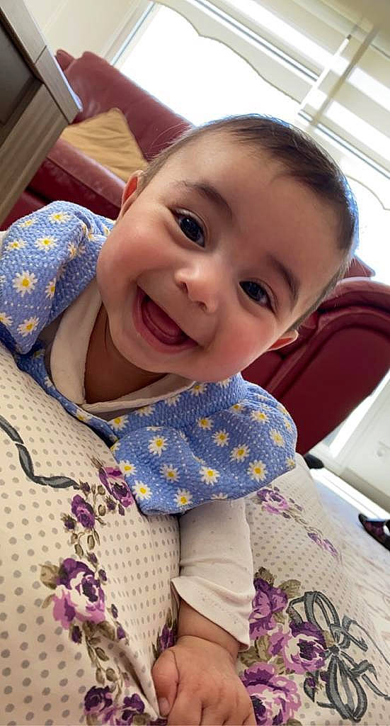 Ayla participe au concours pour gagner de l'argent avec cette photo : cheek, chin, comfort, eye, face, facial_expression, finger, happy, head, human, human_body, iris, joy, lip, mouth, nose, person, product, skin, smile