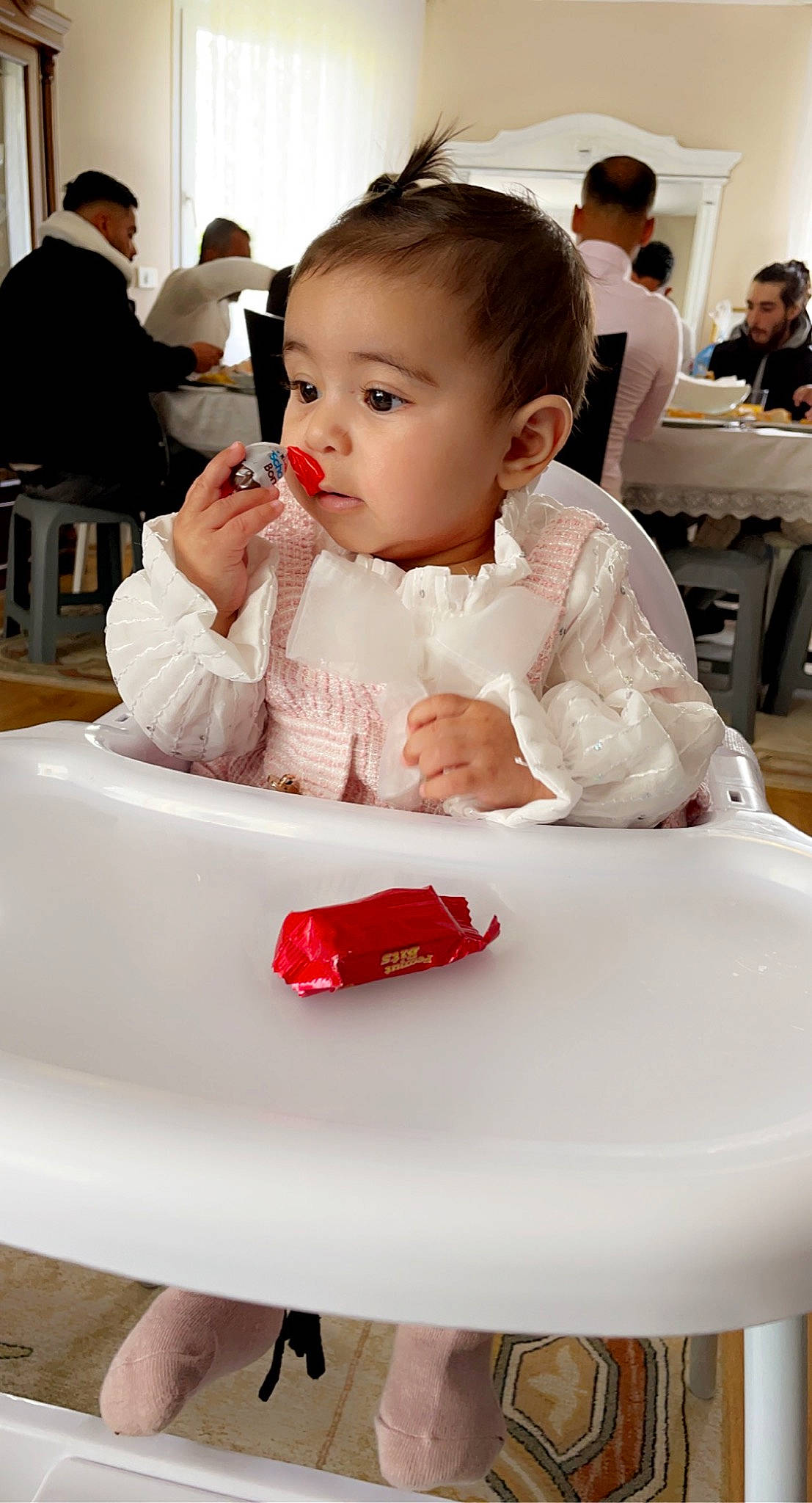Ayla a rejoint le concours — aidez-le/la à gagner de superbes lots ! bridal_clothing, cake_decorating, chair, child, chin, event, face, food, furniture, hair, happy, head, icing, person, plate, red, skin, sweetness, table, toddler