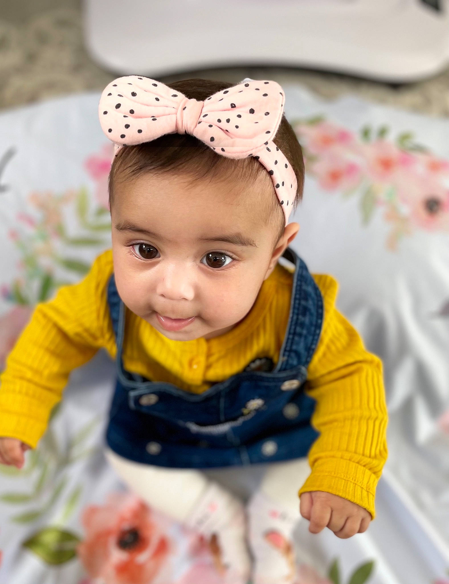 Ayla a rejoint le concours — aidez-le/la à gagner de superbes lots ! baby, baby_toddler_clothing, cap, cheek, child, eye, happy, head, headband, headgear, headpiece, iris, knit_cap, pattern, person, pink, skin, sleeve, textile, toddler