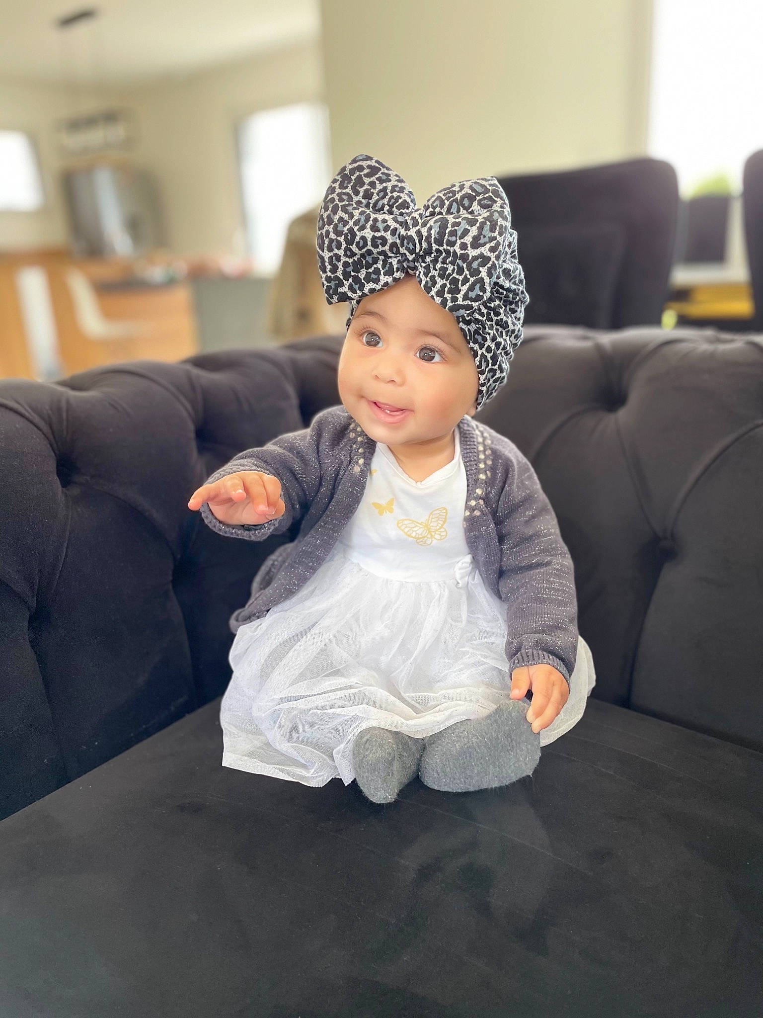 Ayla a rejoint le concours — aidez-le/la à gagner de superbes lots ! cap, child, comfort, costume_hat, couch, facial_expression, floor, flooring, fun, hairstyle, happy, hat, head, headgear, headwear, human_body, knit_cap, living_room, person, sleeve