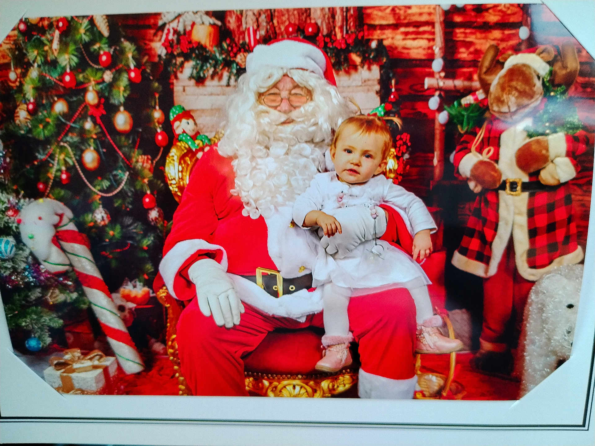 Emilia participe au concours pour gagner de l'argent avec cette photo : accessories, baby, belt, christmas, christmasdecorations, christmastree, clothing, costume, face, festival, footwear, glasses, glove, hat, head, person, santaclaus, shoe