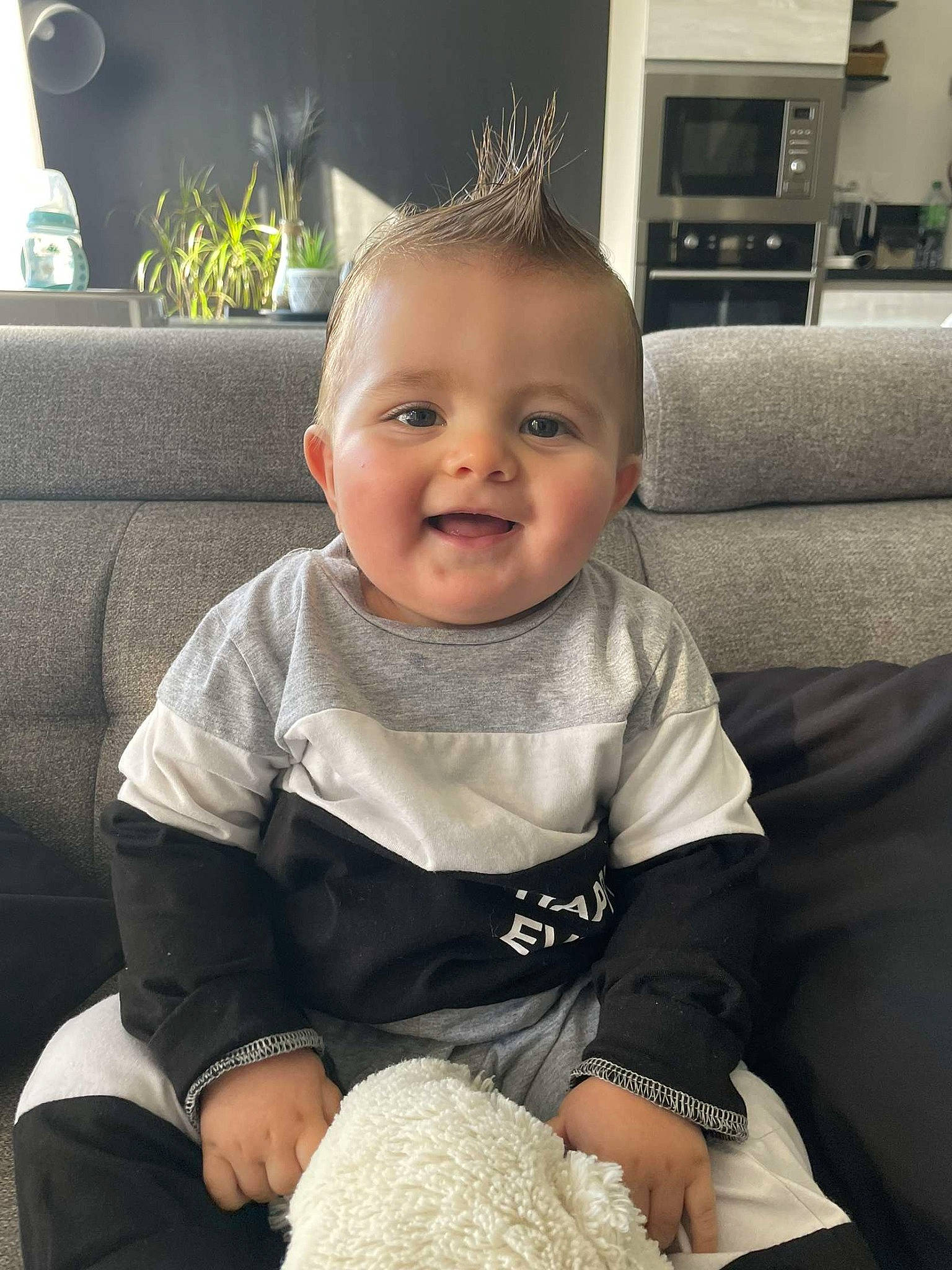 Mylan a rejoint le concours — aidez-le/la à gagner de superbes lots ! baby, baby_toddler_clothing, beauty, cheek, child, comfort, couch, eye, flooring, flowerpot, happy, houseplant, human_leg, joy, pattern, person, sitting, skin, sleeve, smile