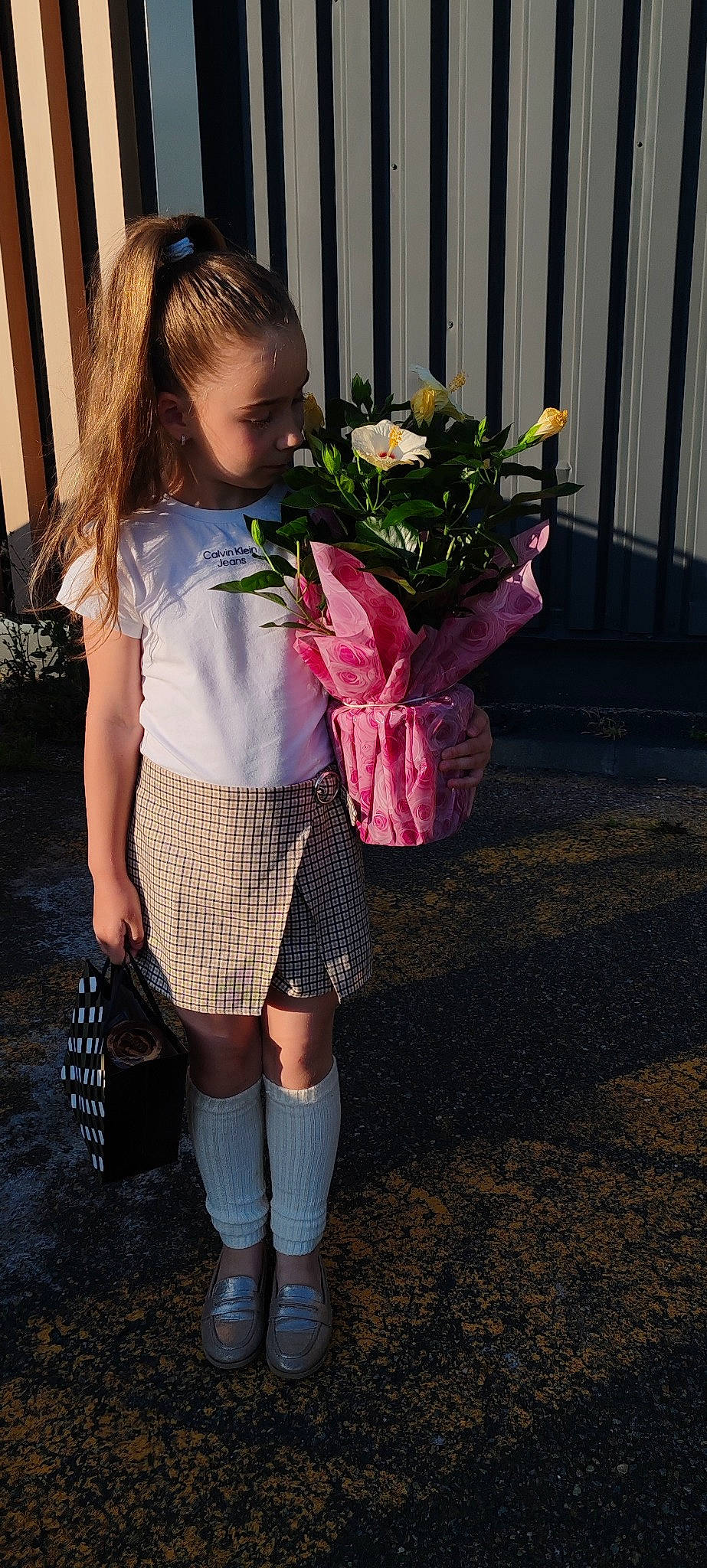 Emilia participe au concours pour gagner de l'argent avec cette photo : blond, denim, electric_blue, fashion_design, flower, human_leg, knee, pattern, person, petal, pink, plaid, plant, shoe, sleeve, sock, tartan, thigh, toddler, trunk