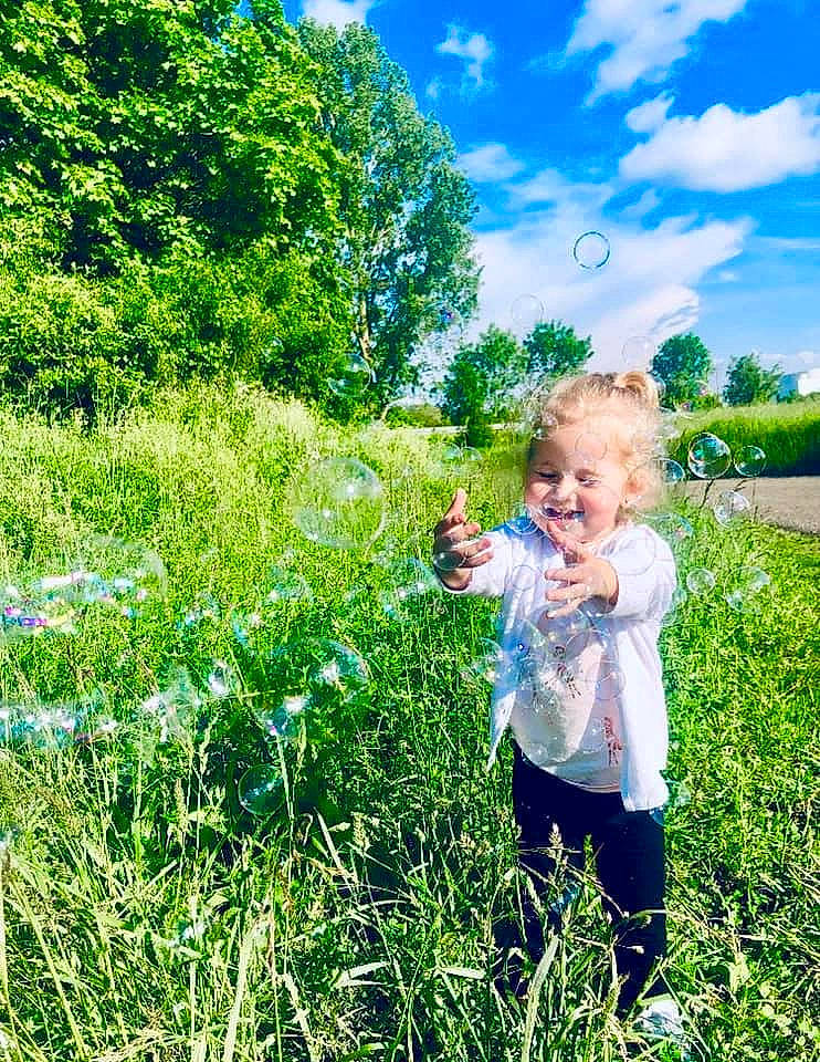 Eva participe au concours pour gagner de l'argent avec cette photo : agriculture, blue, cloud, flower, grass, grass_family, grassland, green, groundcover, happy, joy, meadow, natural_landscape, people_in_nature, person, plant, prairie, shrub, sky, smile