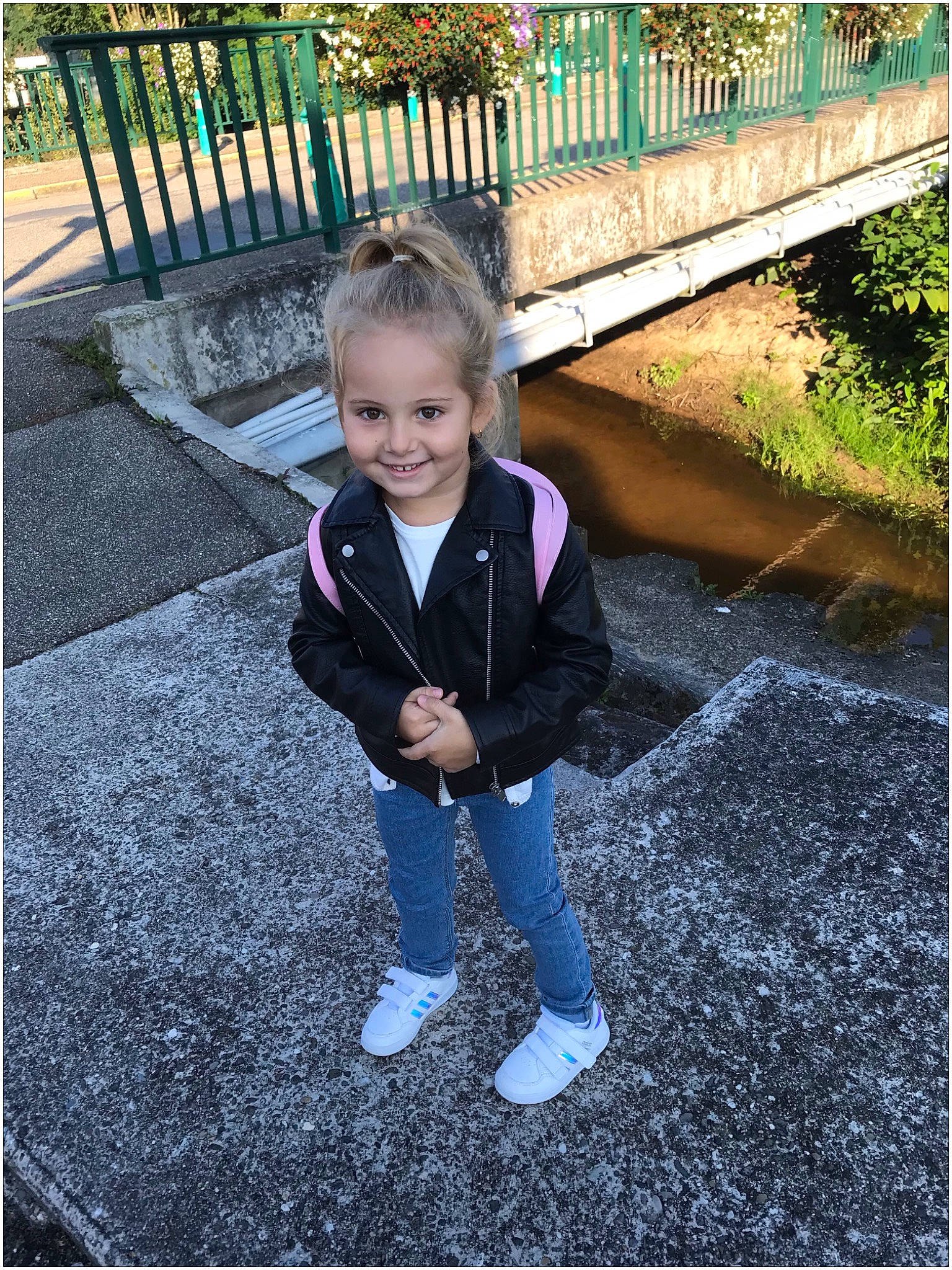 Eva participe au concours pour gagner de l'argent avec cette photo : asphalt, baby_toddler_clothing, child, city, denim, electric_blue, fun, garden, grass, happy, joy, leisure, person, plant, play, recreation, road_surface, smile, snapshot, soil