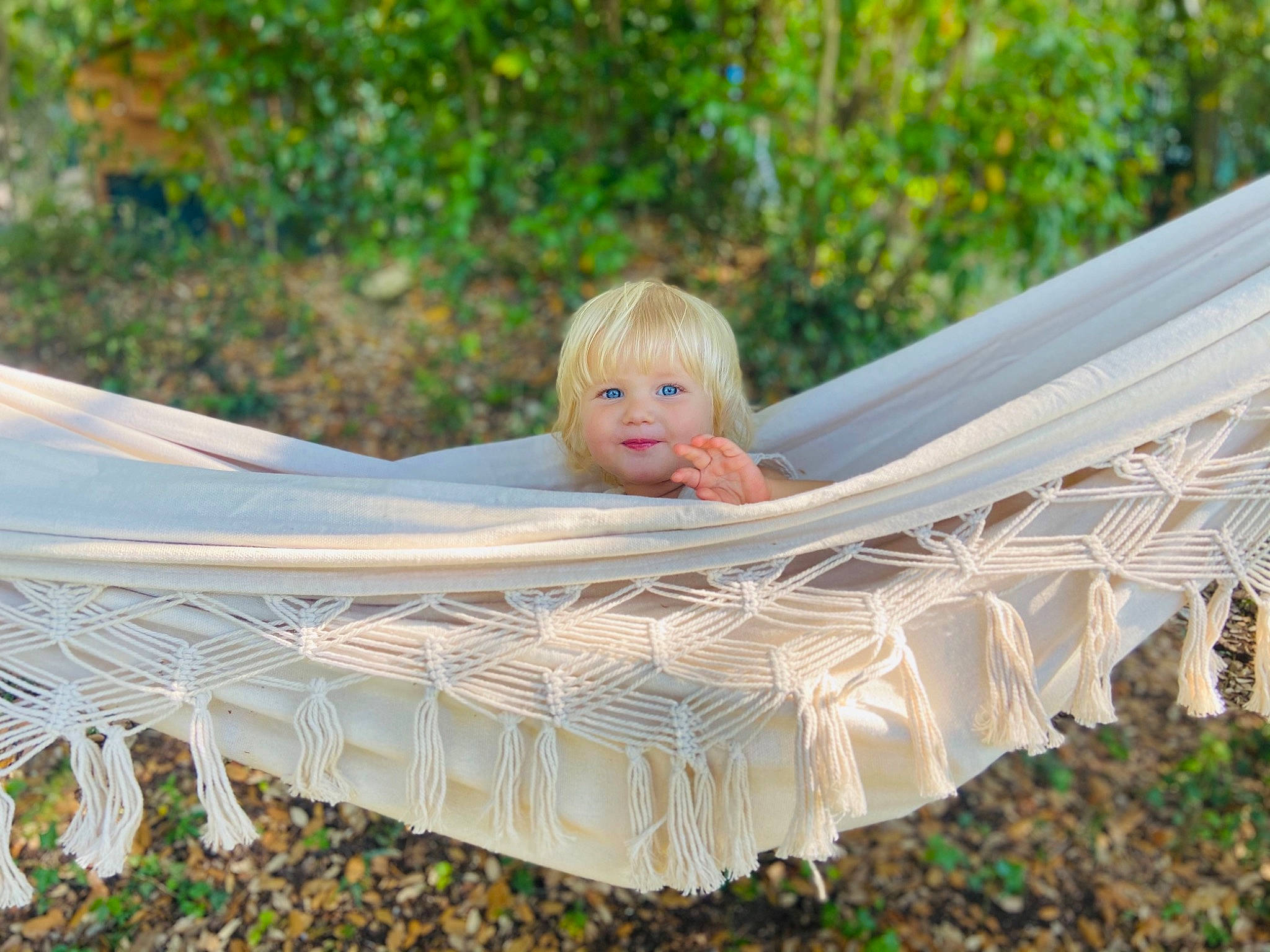 Izia a rejoint le concours — aidez-le/la à gagner de superbes lots ! comfort, eye, face, forest, grass, hair, hammock, happy, head, human_body, leaf, leisure, mammal, people_in_nature, person, plant, sitting, smile, tree, wood