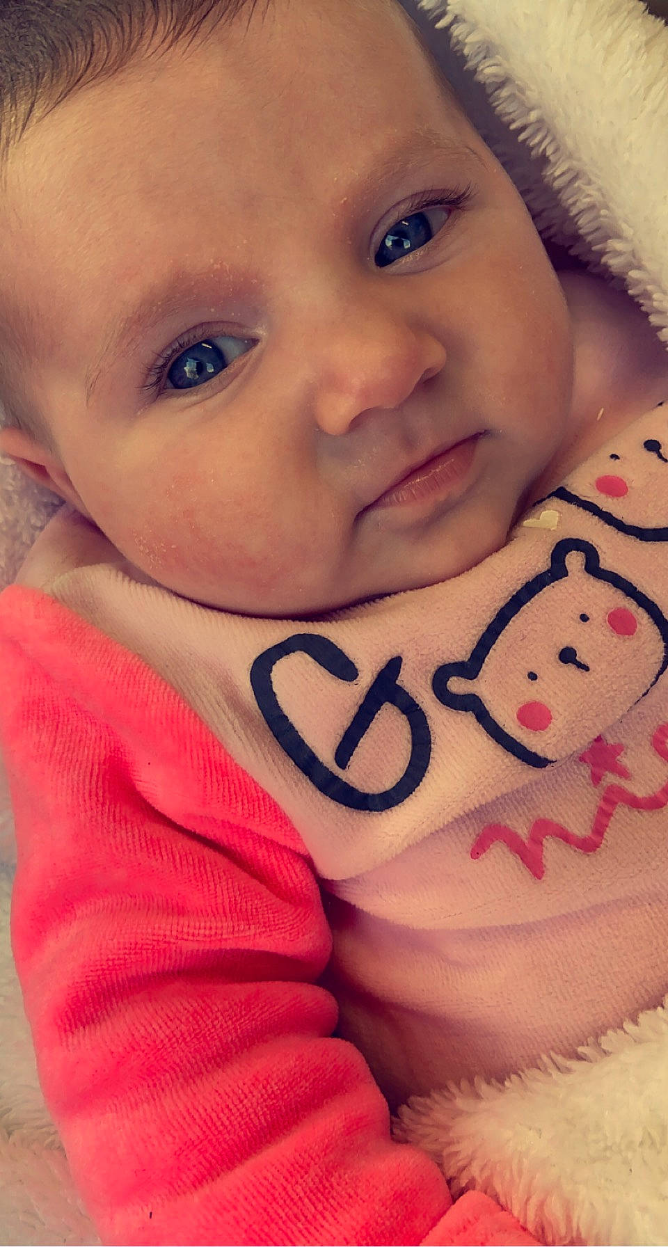 Jazz a rejoint le concours — aidez-le/la à gagner de superbes lots ! baby_toddler_clothing, cheek, chin, eye, eyebrow, eyelash, face, facial_expression, forehead, hairstyle, hand, head, human_body, lip, mouth, neck, nose, organ, person, product