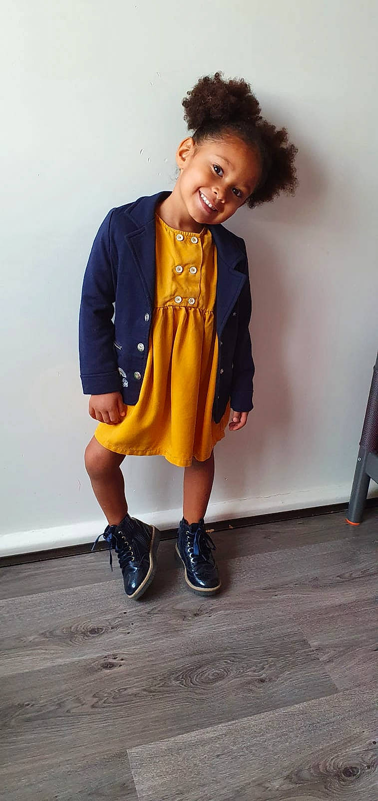 Hana participe au concours pour gagner de l'argent avec cette photo : baby_toddler_clothing, child_model, clothing, costume, fashion, fashion_design, floor, human_body, human_leg, jheri_curl, joint, joy, knee, one_piece_garment, person, photo_shoot, ringlet, shoulder, sleeve, sock