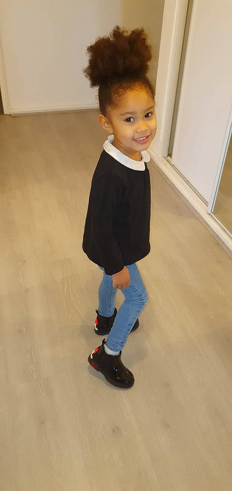 Hana a rejoint le concours — aidez-le/la à gagner de superbes lots ! ankle, baby_toddler_clothing, child_model, door, ear, facial_expression, floor, flooring, hairstyle, home_door, joint, joy, knee, mouth, nose, person, s_curl, sock, standing, style