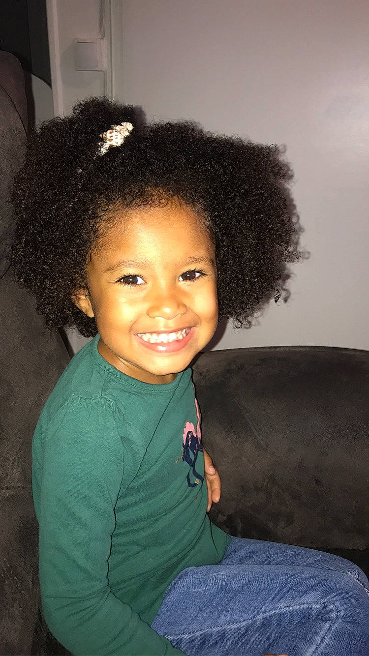 Hana a rejoint le concours — aidez-le/la à gagner de superbes lots ! afro, black, black_hair, child_model, cool, couch, hairstyle, happy, iris, jheri_curl, joy, person, ringlet, style, tooth