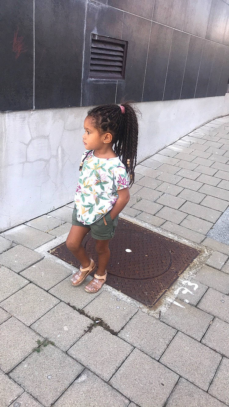 Hana a rejoint le concours — aidez-le/la à gagner de superbes lots ! ankle, baby_toddler_clothing, child, cobblestone, concrete, flagstone, foot, person, sandal, sidewalk, snapshot, tile, toddler, toe