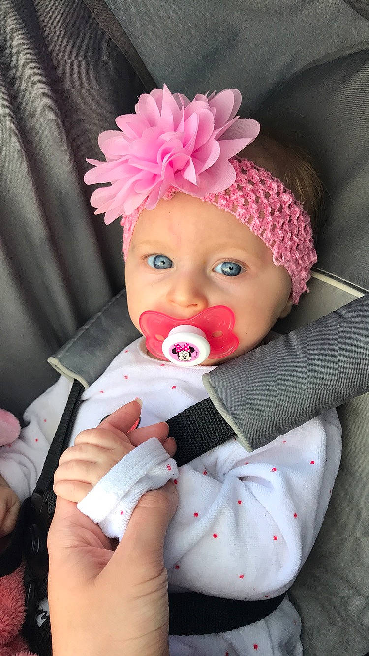 Nelia a rejoint le concours — aidez-le/la à gagner de superbes lots ! baby, cheek, child, headgear, person, pink, textile, toddler