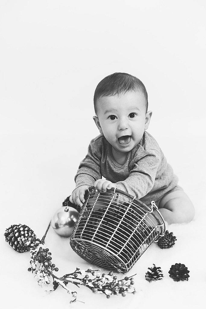 Etan a rejoint le concours — aidez-le/la à gagner de superbes lots ! black_and_white, child, musical_instrument, person, photography, play, sitting, smile, stock_photography, style, surprise, toddler