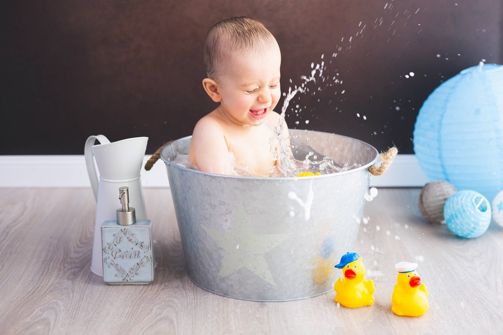Etan participe au concours pour gagner de l'argent avec cette photo : baby, baby_bathing, bathing, bathtub, child, joy, person, photography, play, product, room, rubber_ducky, toddler, toy
