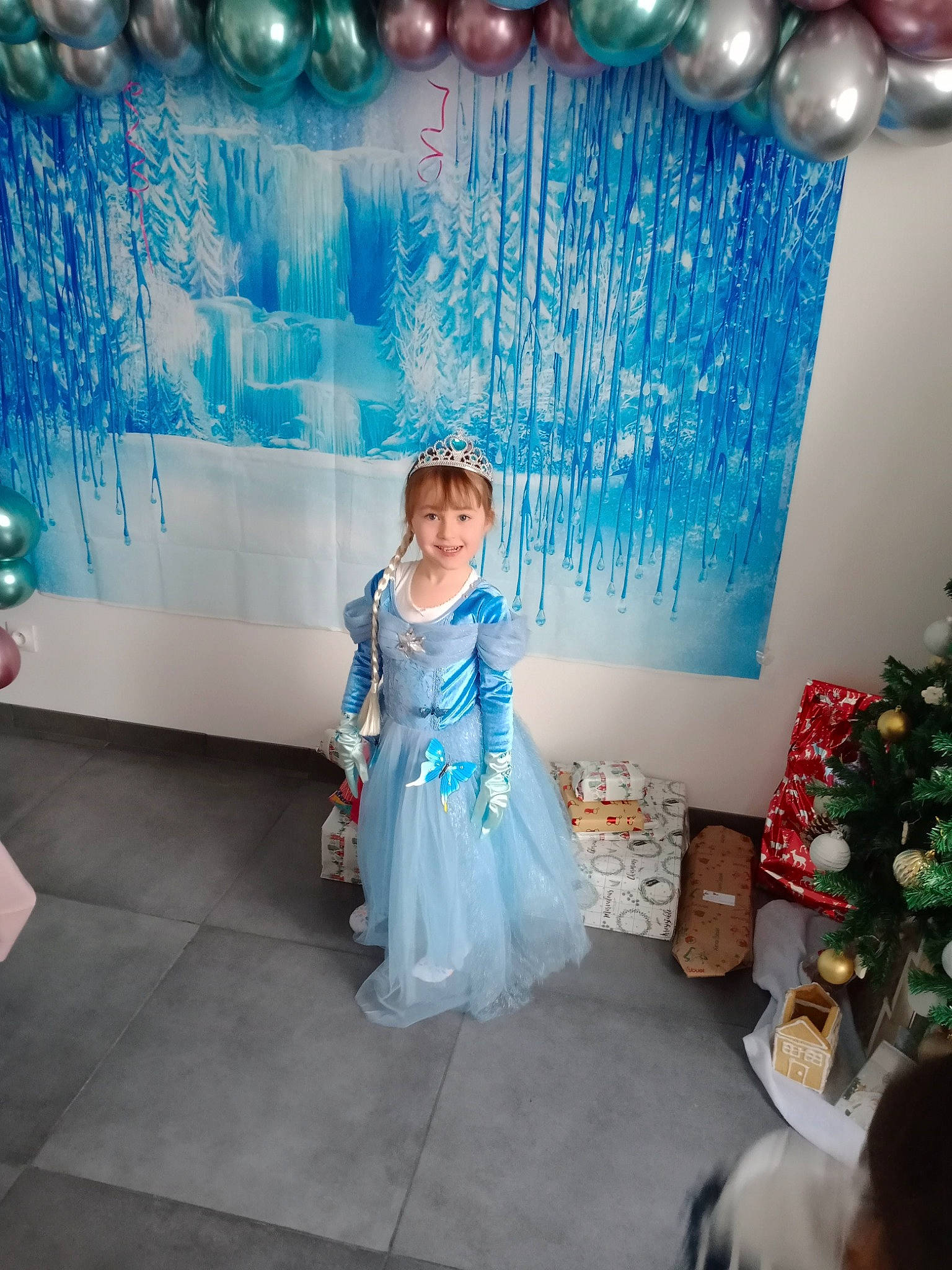 Milla participe au concours pour gagner de l'argent avec cette photo : aqua, azure, balloon, blue, bridal_clothing, decoration, dress, event, formal_wear, fun, gown, green, hairstyle, happy, joy, light, lighting, person, pink, textile