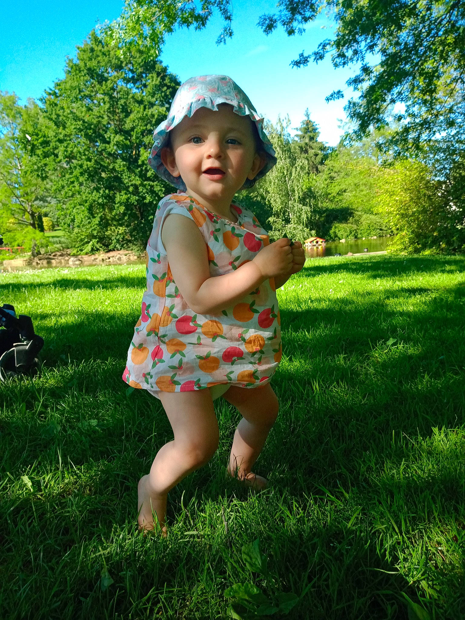 Luna a rejoint le concours — aidez-le/la à gagner de superbes lots ! baby_toddler_clothing, botany, day_dress, fun, grass, grassland, green, happy, headwear, landscape, leaf, leisure, meadow, people_in_nature, person, plant, prairie, shrub, sky, sunlight