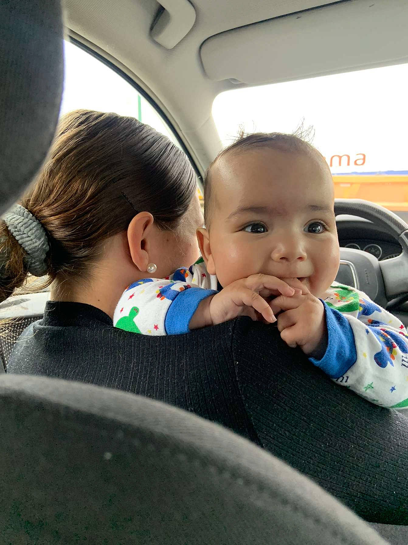 Khalis participe au concours pour gagner de l'argent avec cette photo : auto_part, automotive_design, automotive_exterior, baby, baby_toddler_clothing, car, car_seat, child, family_car, fun, gesture, happy, head_restraint, motor_vehicle, person, steering_wheel, toddler, travel, vehicle_door, window