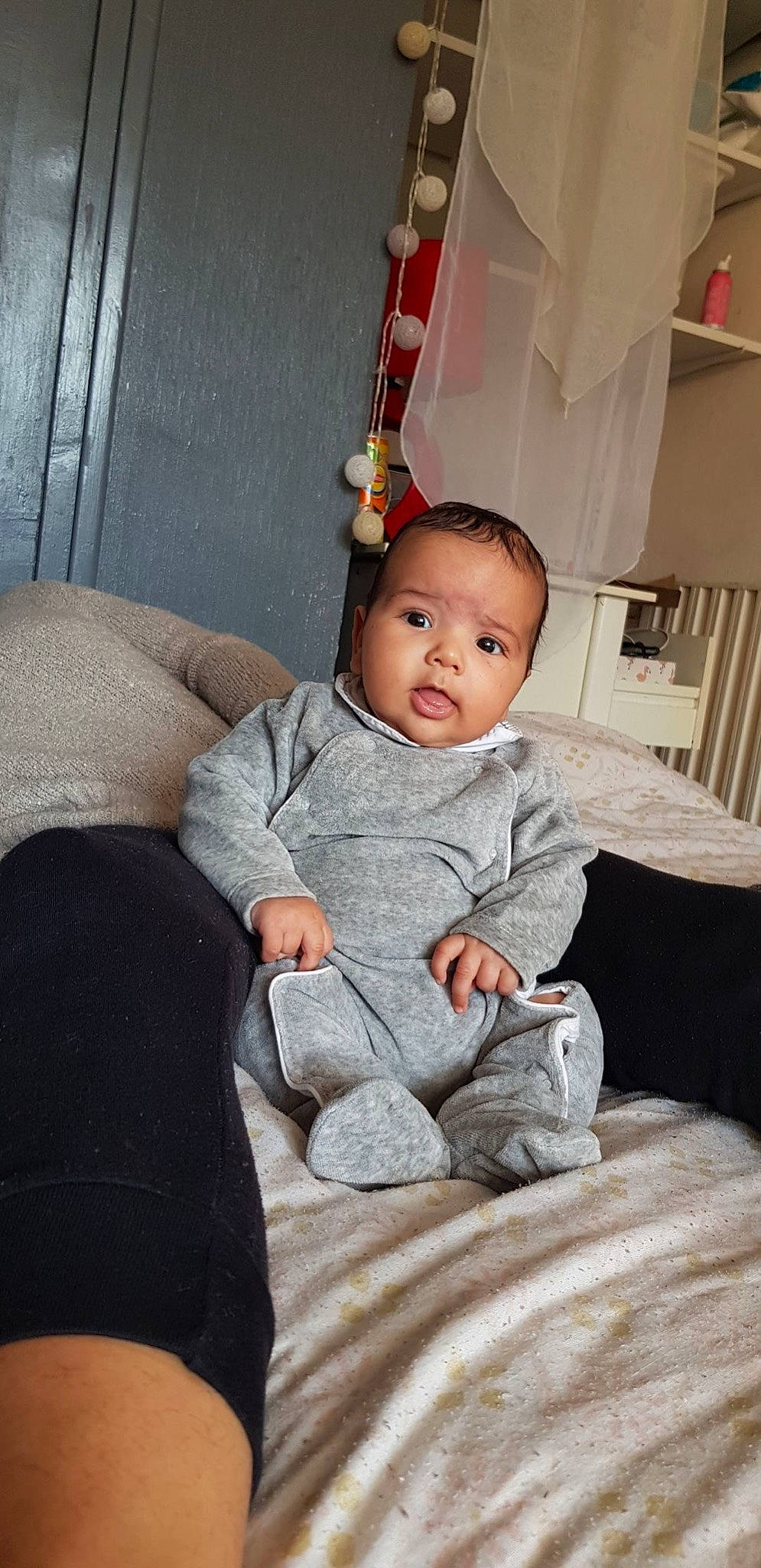 Khalis a rejoint le concours — aidez-le/la à gagner de superbes lots ! baby, baby_toddler_clothing, cheek, chin, comfort, eye, face, flash_photography, flooring, fun, head, human_body, human_leg, lap, person, sitting, sleeve, sock, textile, toddler