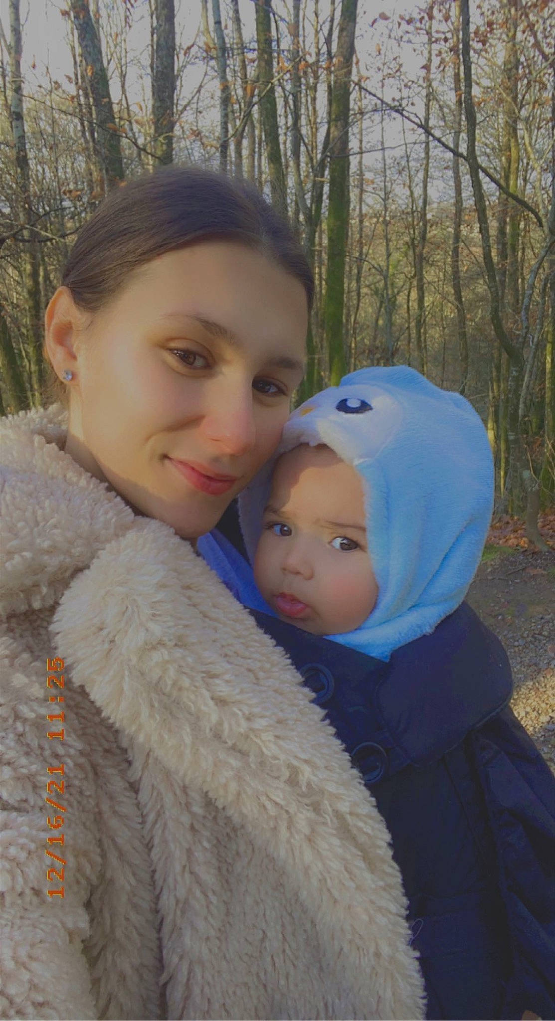 Khalis a rejoint le concours — aidez-le/la à gagner de superbes lots ! baby, cap, child, electric_blue, facial_expression, freezing, fun, fur, fur_clothing, grass, happy, headwear, hood, hug, iris, joy, people_in_nature, person, skin, toddler