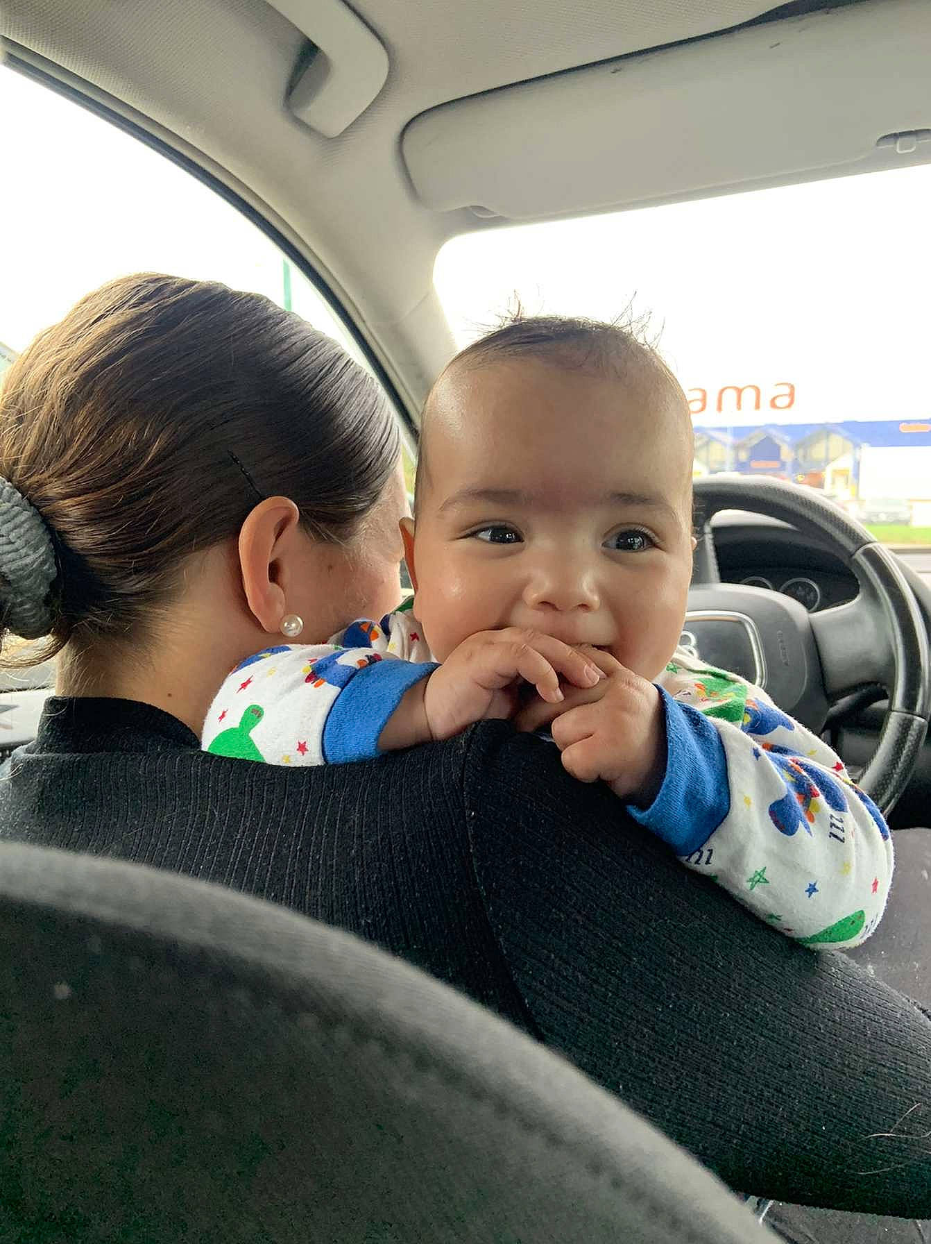 Khalis a rejoint le concours — aidez-le/la à gagner de superbes lots ! auto_part, automotive_design, automotive_exterior, baby, baby_toddler_clothing, car, car_seat, child, family_car, fun, gesture, happy, luxury_vehicle, motor_vehicle, person, steering_wheel, toddler, travel, vehicle, vehicle_door