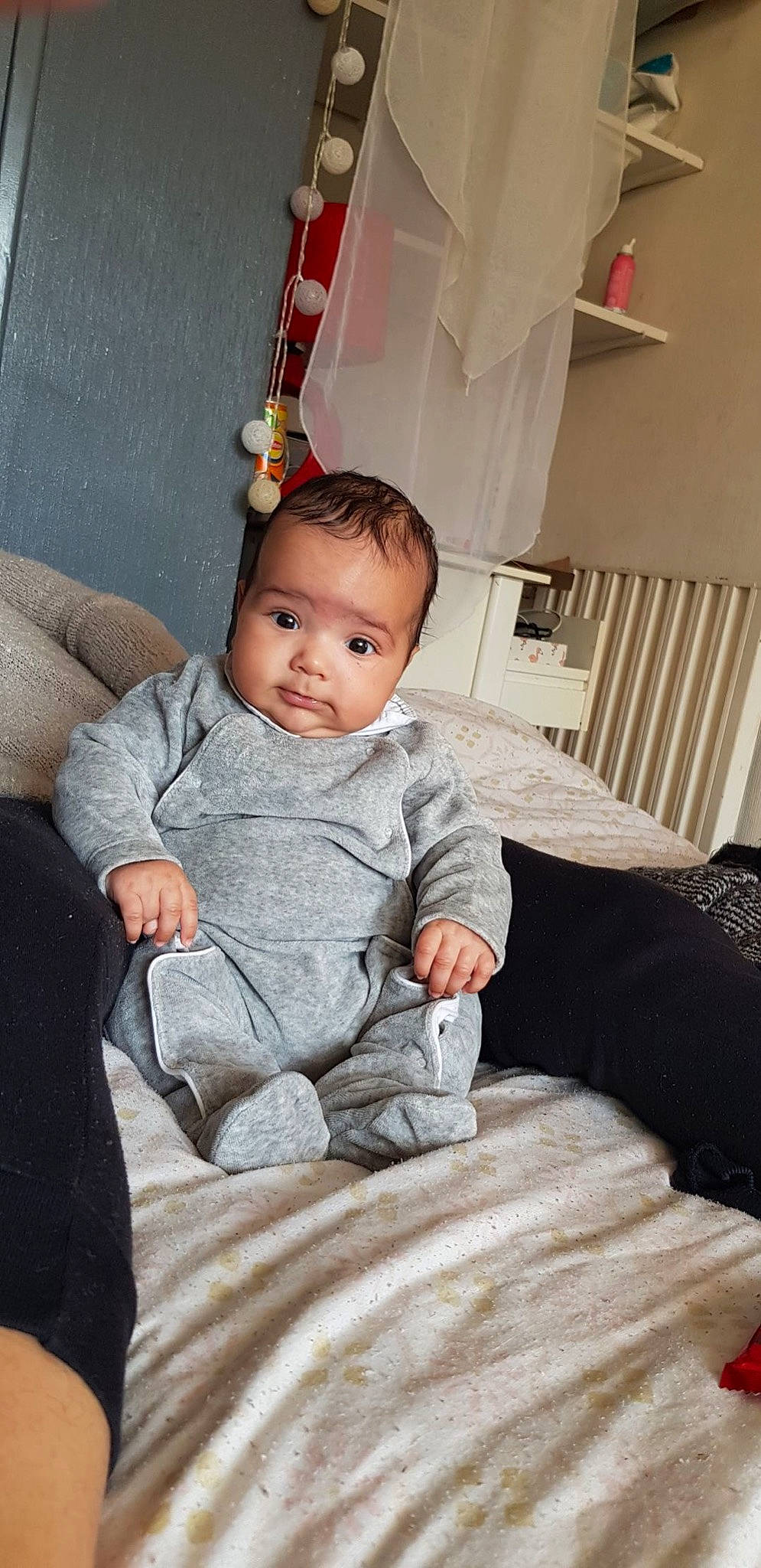 Khalis a rejoint le concours — aidez-le/la à gagner de superbes lots ! baby, baby_toddler_clothing, child, comfort, couch, eye, face, flooring, fun, hairstyle, happy, head, lap, person, room, sitting, sleeve, sock, standing, toddler