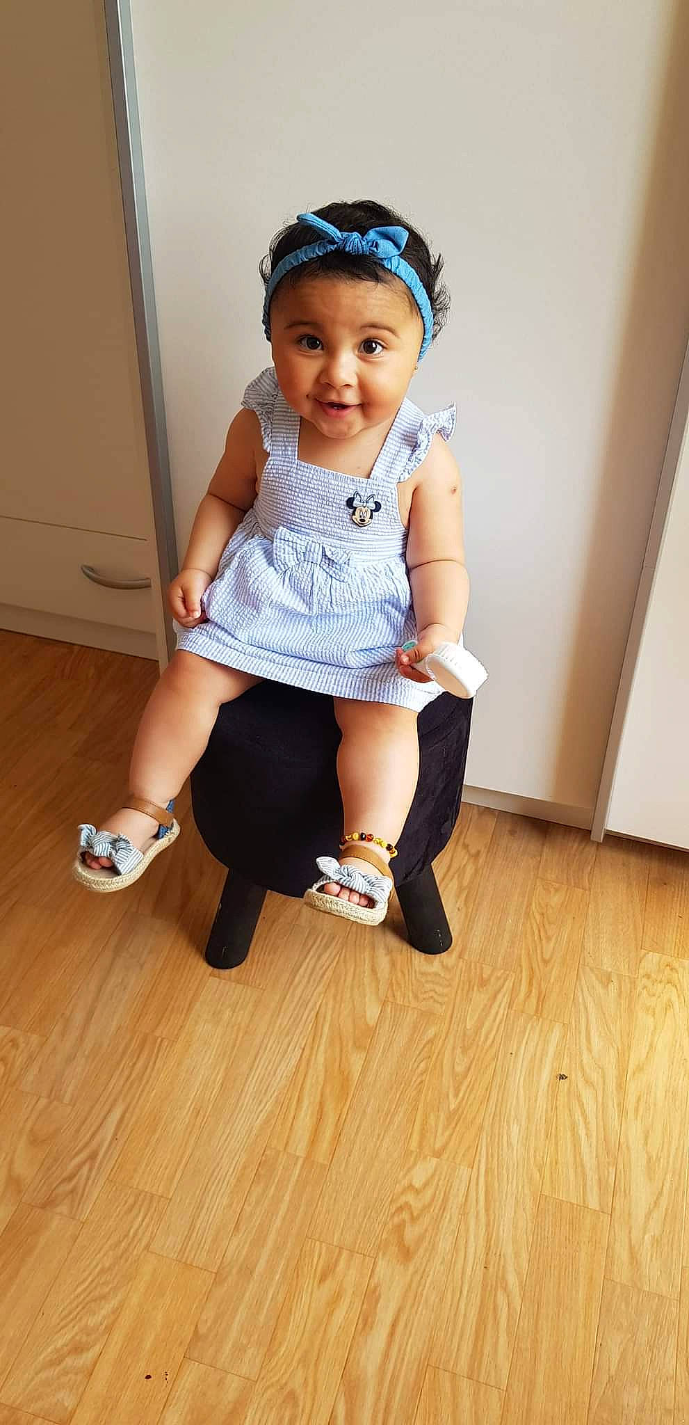 Nour Eline participe au concours pour gagner de l'argent avec cette photo : baby_toddler_clothing, electric_blue, flash_photography, flooring, goggles, happy, hardwood, human_leg, knee, laminate_flooring, person, sleeve, smile, standing, thigh, toddler, trunk, varnish, wood, wood_flooring
