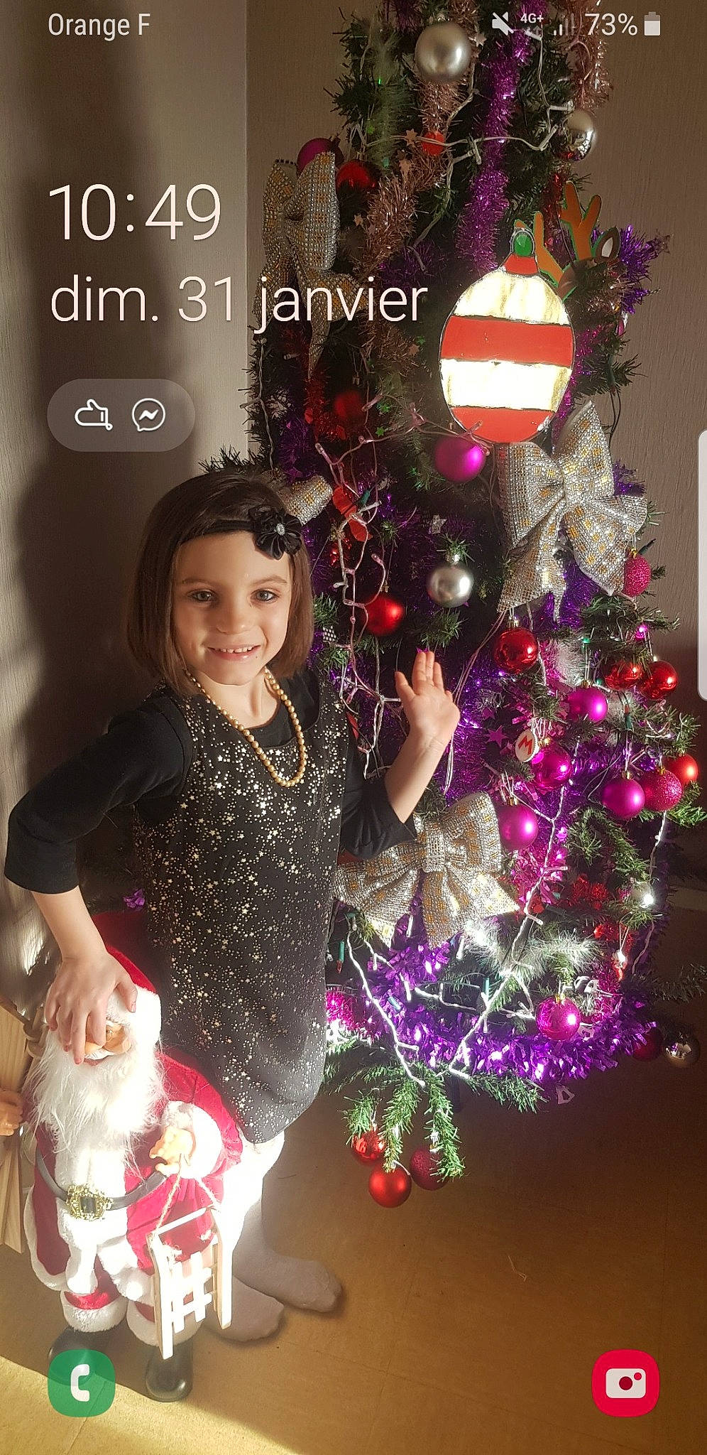 Katya a rejoint le concours — aidez-le/la à gagner de superbes lots ! christmas, christmas_decoration, christmas_eve, christmas_lights, christmas_ornament, christmas_tree, conifer, event, evergreen, happy, holiday, holiday_ornament, joy, magenta, ornament, person, plant, sleeve, smile, toddler