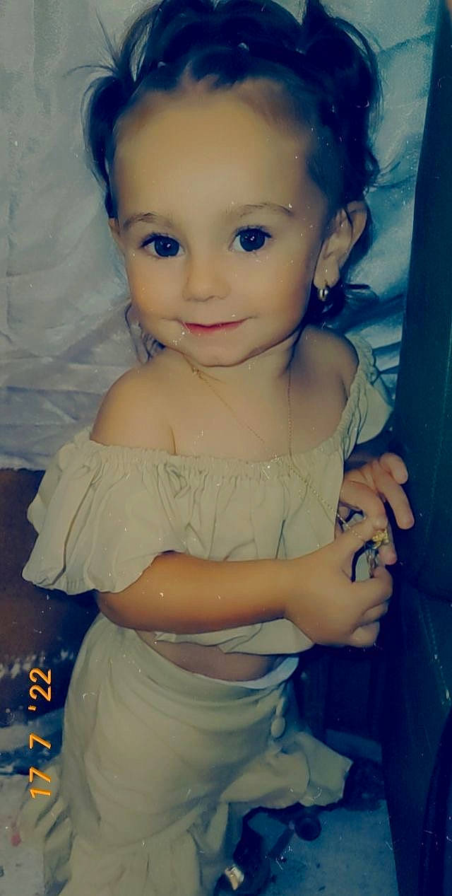 Tess a rejoint le concours — aidez-le/la à gagner de superbes lots ! arm, cheek, chin, dress, eye, eyebrow, eyelash, face, facial_expression, forehead, hair, head, joy, lip, mouth, nose, organ, person, shoulder, skin