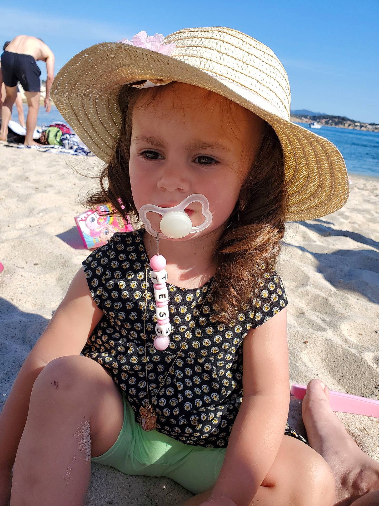 Tess participe au concours pour gagner de l'argent avec cette photo : beach, child, cool, fun, happy, hat, human_leg, leg, leisure, lip, mouth, people_in_nature, person, recreation, skin, sky, sun_hat, sunlight, thigh, toddler