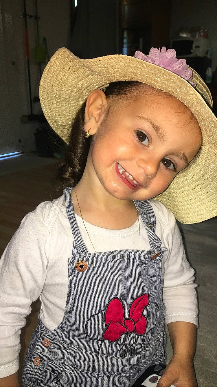Tess a rejoint le concours — aidez-le/la à gagner de superbes lots ! baby_toddler_clothing, cap, cheek, face, gesture, happy, hat, iris, joy, lip, mammal, mouth, neck, nose, organ, person, product, skin, sleeve, smile
