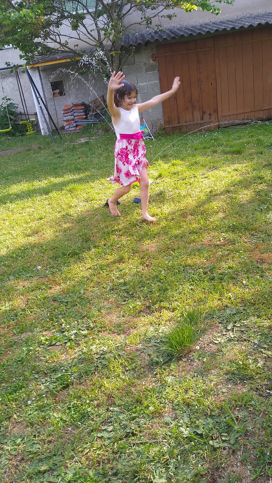 Maylanne a rejoint le concours — aidez-le/la à gagner de superbes lots ! barefoot, event, fence, fun, grass, grassland, groundcover, happy, human_leg, joy, landscape, leisure, meadow, pasture, people_in_nature, person, plant, recreation, soil, tints_and_shades