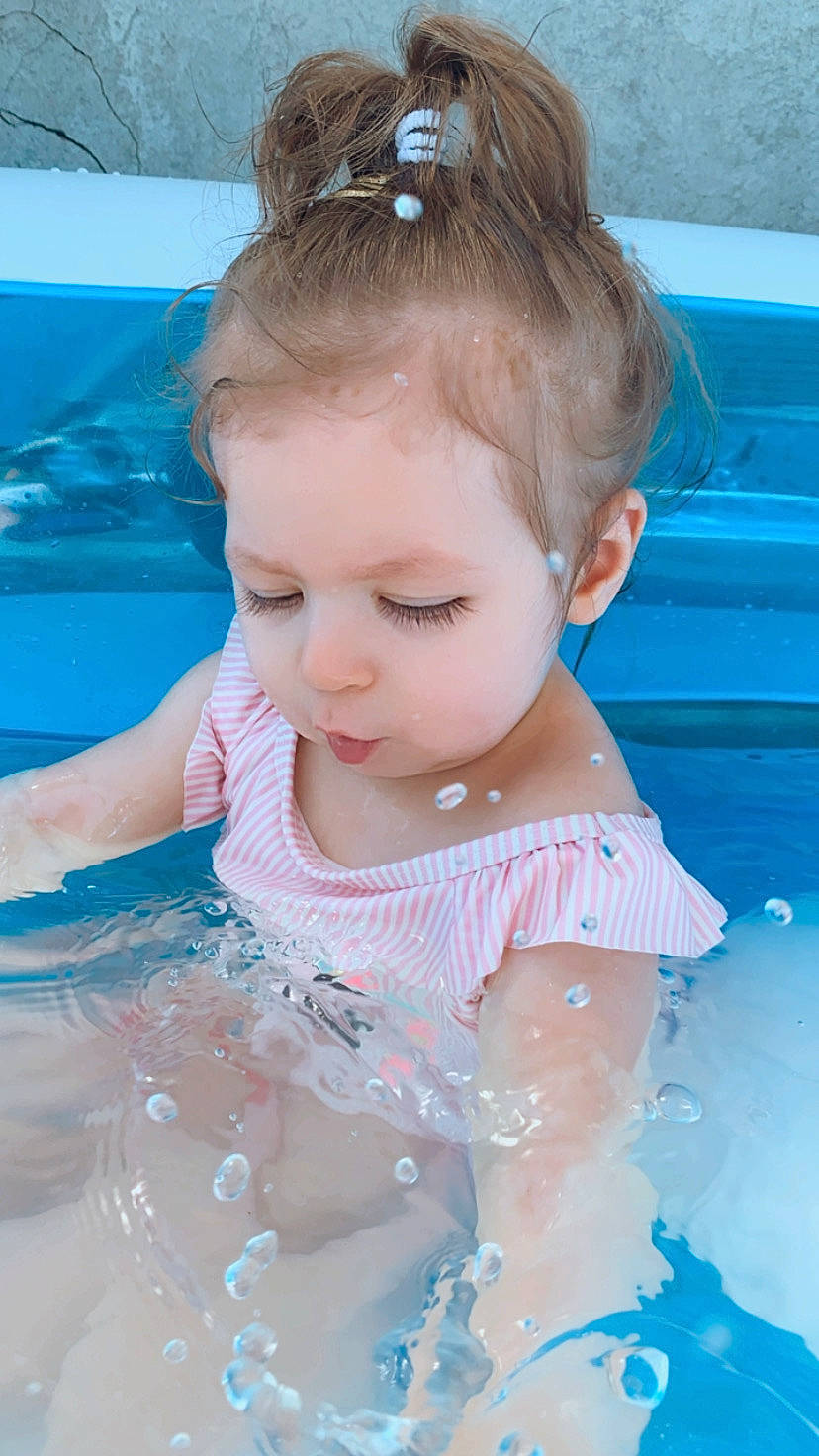 Analia a rejoint le concours — aidez-le/la à gagner de superbes lots ! aqua, azure, baby_toddler_clothing, bathing, beauty, blue, child, dress, facial_expression, fun, happy, leisure, organ, person, photograph, pink, skin, snapshot, toddler, water