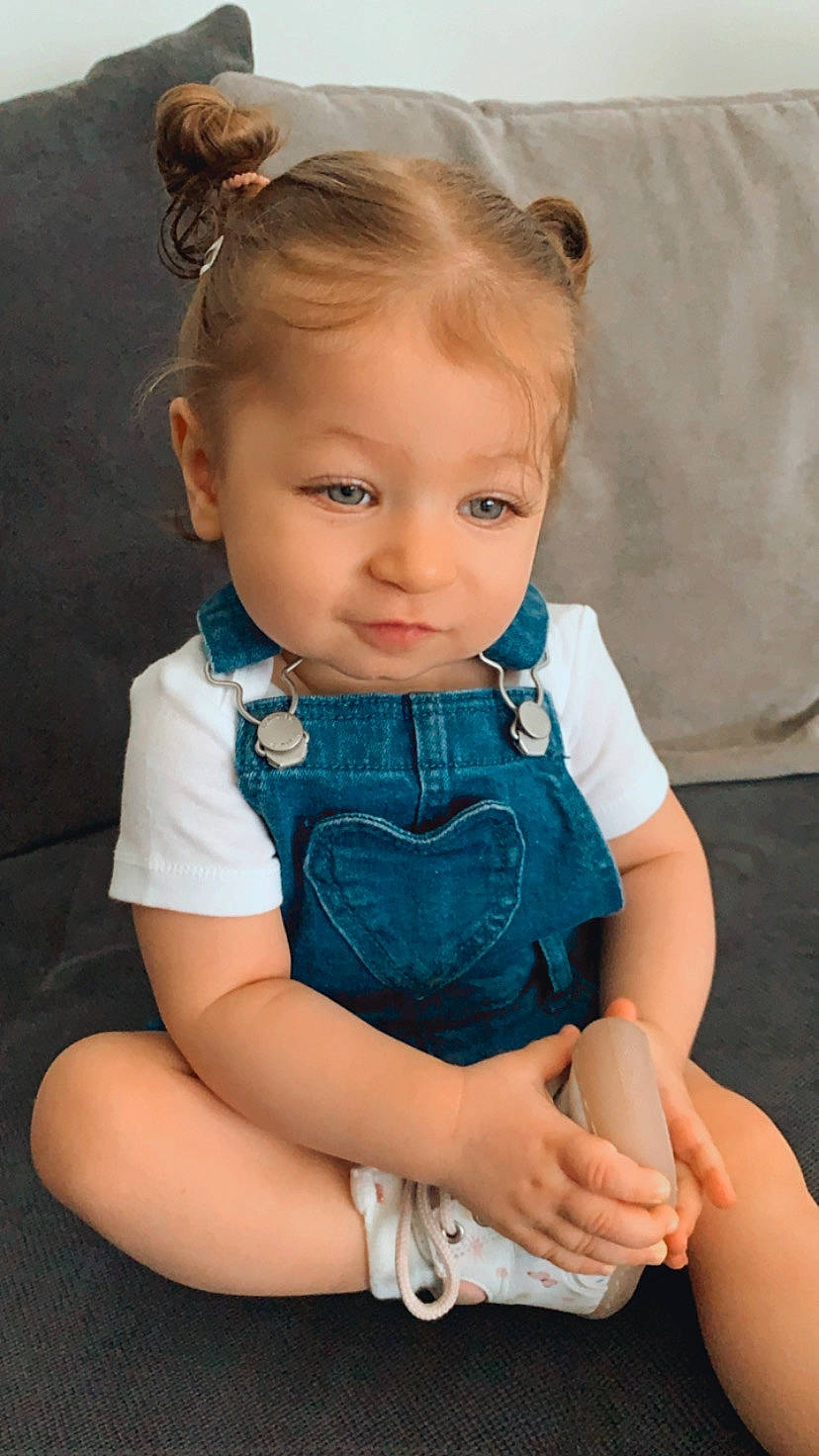 Analia a rejoint le concours — aidez-le/la à gagner de superbes lots ! aqua, azure, baby, baby_toddler_clothing, blond, cheek, denim, dress, electric_blue, hand, happy, human_body, iris, jeans, jewellery, neck, outerwear, person, skin, sleeve