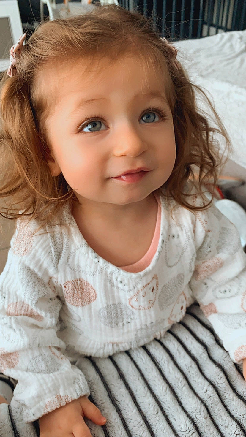 Analia a rejoint le concours — aidez-le/la à gagner de superbes lots ! cheek, chin, clothing, eye, eyebrow, eyelash, hair, hairstyle, head, human_body, joy, lip, neck, nose, organ, person, shoulder, skin, sleeve, smile