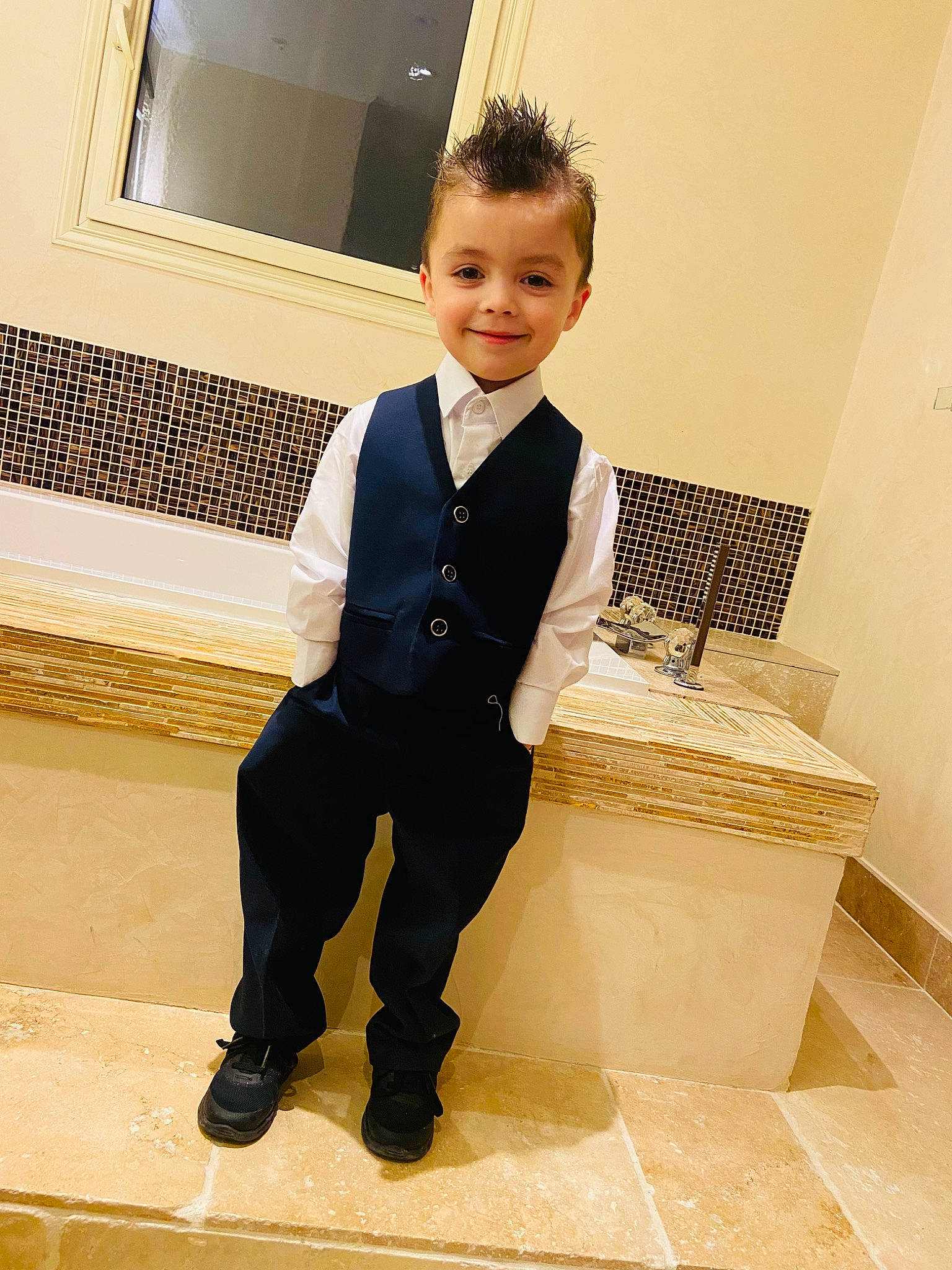 Varane participe au concours pour gagner de l'argent avec cette photo : blazer, collar, computer_keyboard, dress_shirt, electric_blue, event, fashion_design, flooring, formal_wear, happy, joy, person, room, sitting, sleeve, smile, suit, tie, toddler, tuxedo