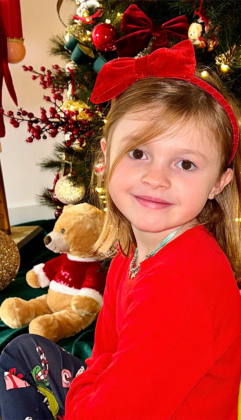 Harper participe au concours pour gagner de l'argent avec cette photo : christmas, christmas_decoration, christmas_eve, christmas_ornament, christmas_tree, conifer, costume_hat, event, happy, holiday, holiday_ornament, joy, ornament, people, person, plant, red, smile, toddler, toy