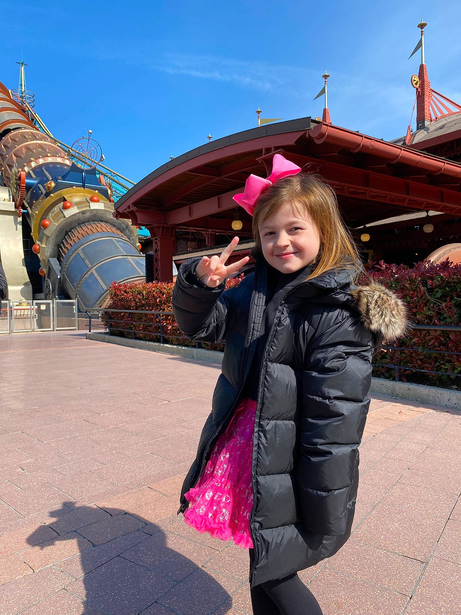 Harper participe au concours pour gagner de l'argent avec cette photo : beauty, chinese_architecture, city, fun, happy, jacket, joy, leisure, magenta, pedestrian, person, pink, public_space, recreation, sky, smile, standing, temple, toddler, tourism