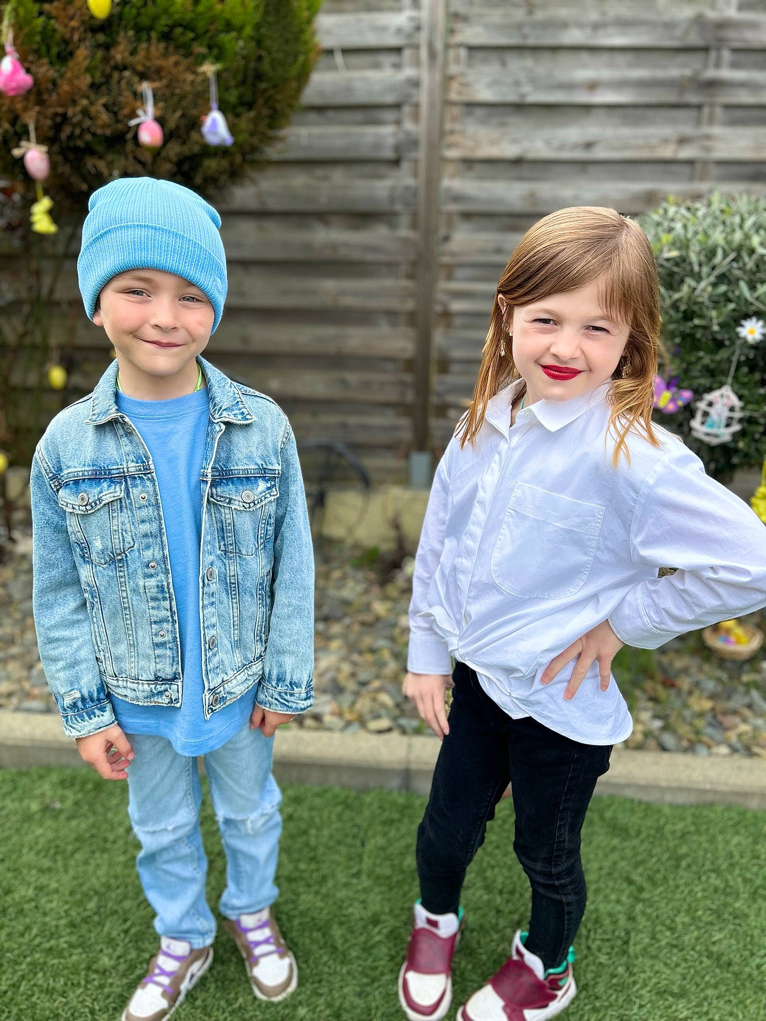 Harper a rejoint le concours — aidez-le/la à gagner de superbes lots ! cap, child, denim, electric_blue, footwear, fun, grass, happy, headwear, joy, knit_cap, leaf, leisure, people, people_in_nature, person, photograph, plant, recreation, smile