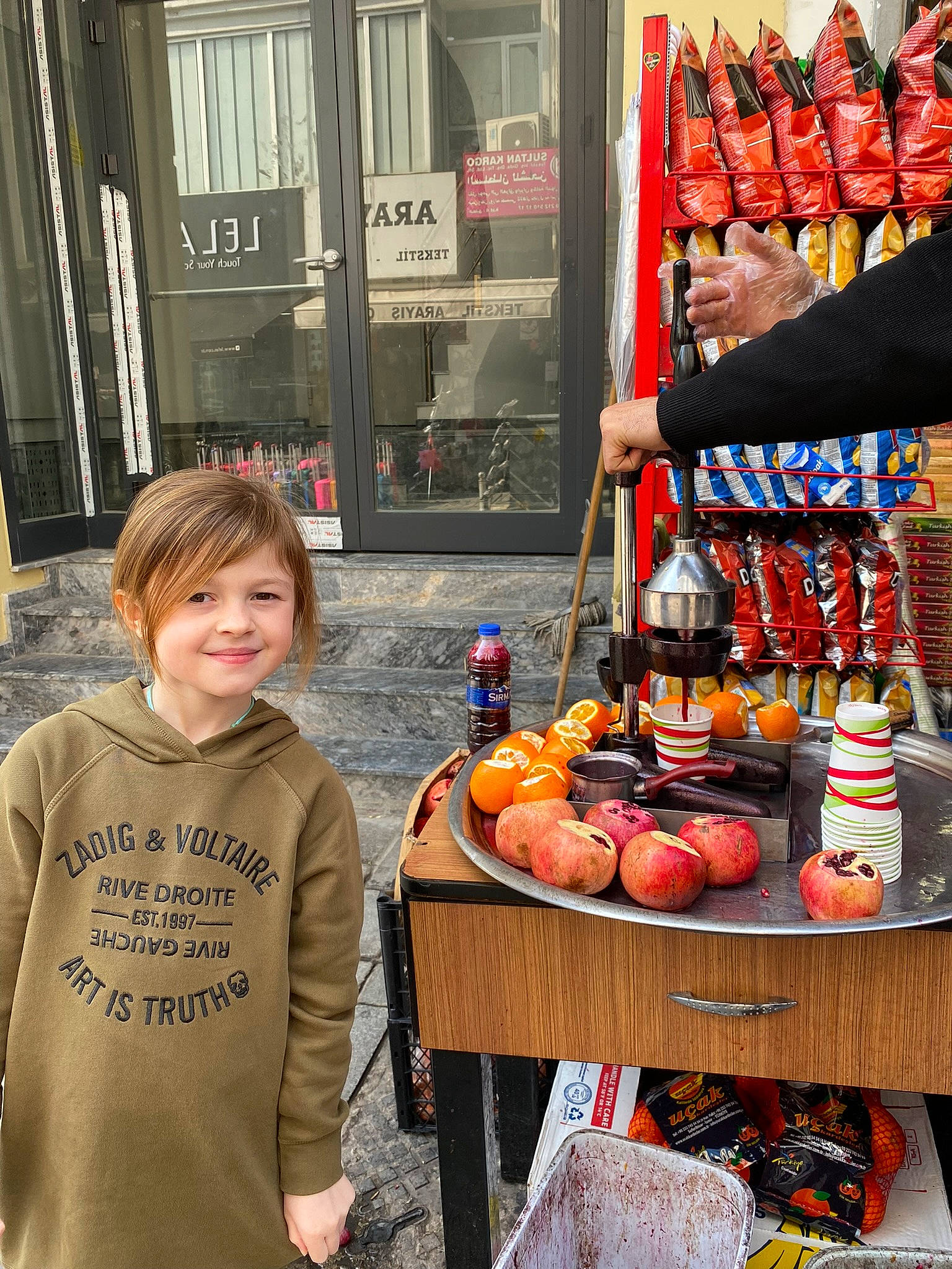 Harper a rejoint le concours — aidez-le/la à gagner de superbes lots ! city, food, fruit, greengrocer, hawker, joy, local_food, market, marketplace, natural_foods, orange, person, produce, retail, selling, shopkeeper, shopping, sleeve, smile, street