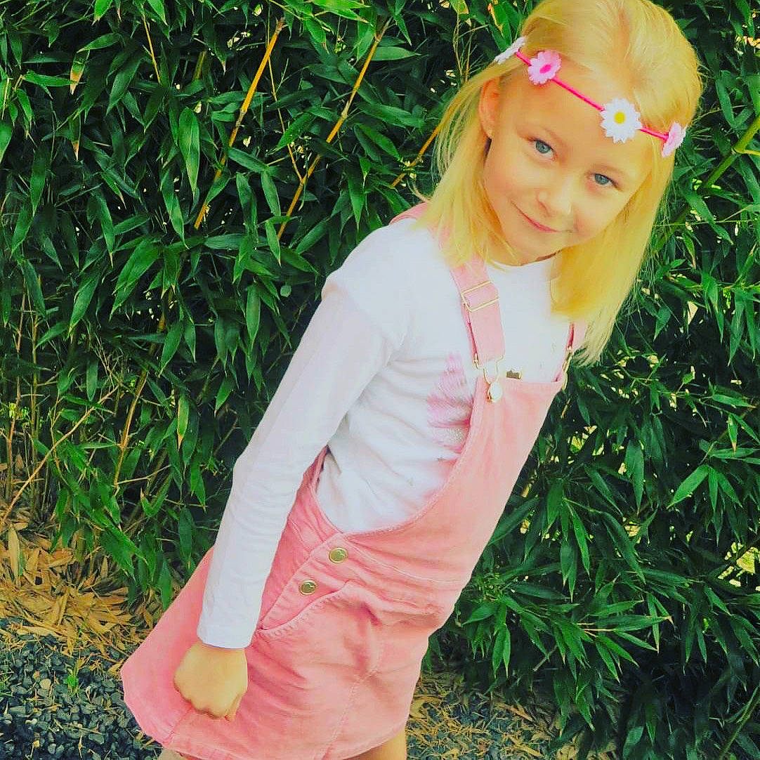 Kloé a rejoint le concours — aidez-le/la à gagner de superbes lots ! baby_toddler_clothing, blond, brown_hair, cap, child, fashion_accessory, grass, grass_family, grassland, happy, headwear, human_leg, joy, magenta, pattern, people_in_nature, person, pink, plant, sleeve