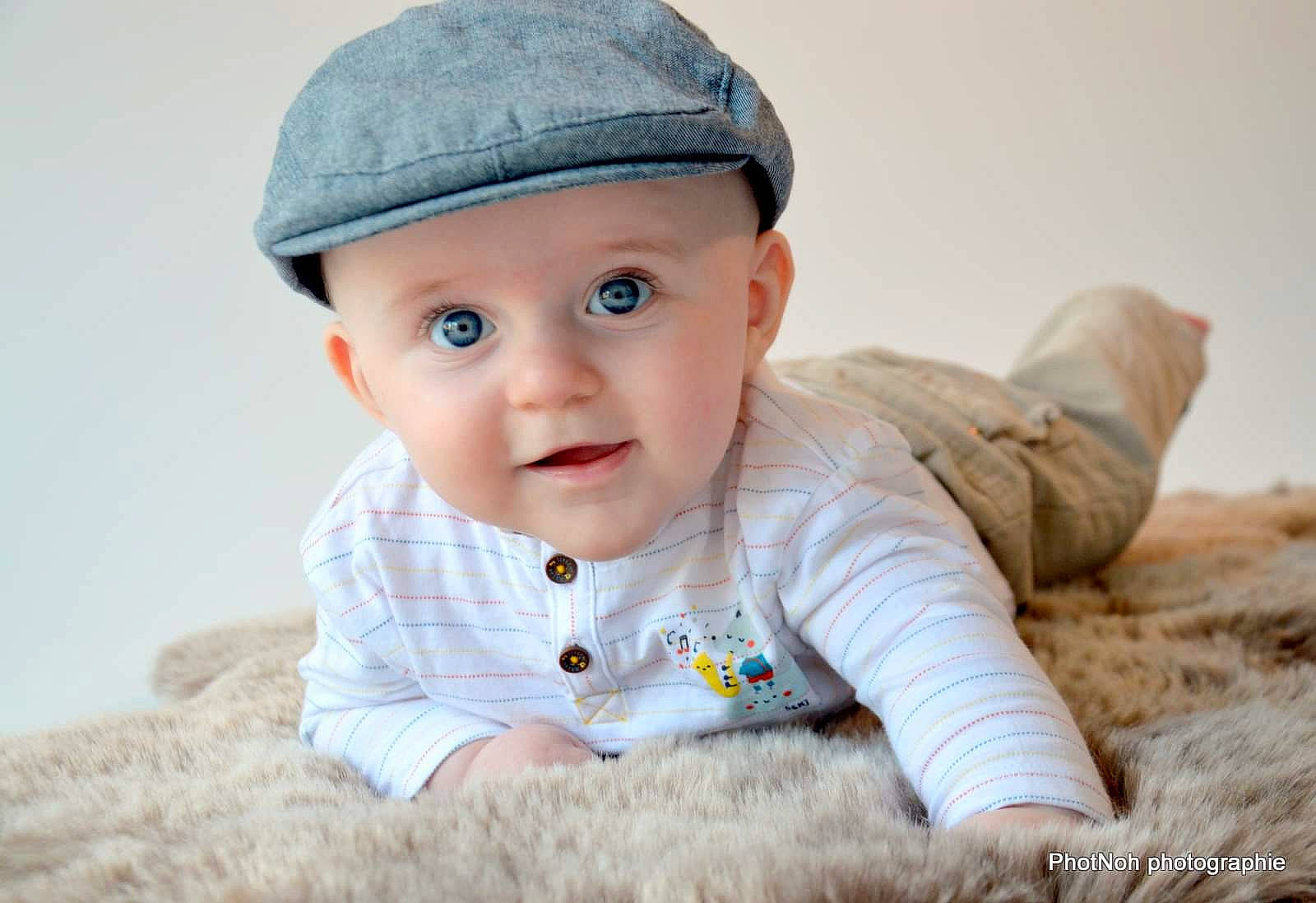 Marin participe au concours pour gagner de l'argent avec cette photo : baby, baby_toddler_clothing, baseball_cap, cap, cheek, child, clothing, comfort, eye, fashion_accessory, flash_photography, flooring, grass, happy, headwear, lip, person, sitting, skin, sleeve