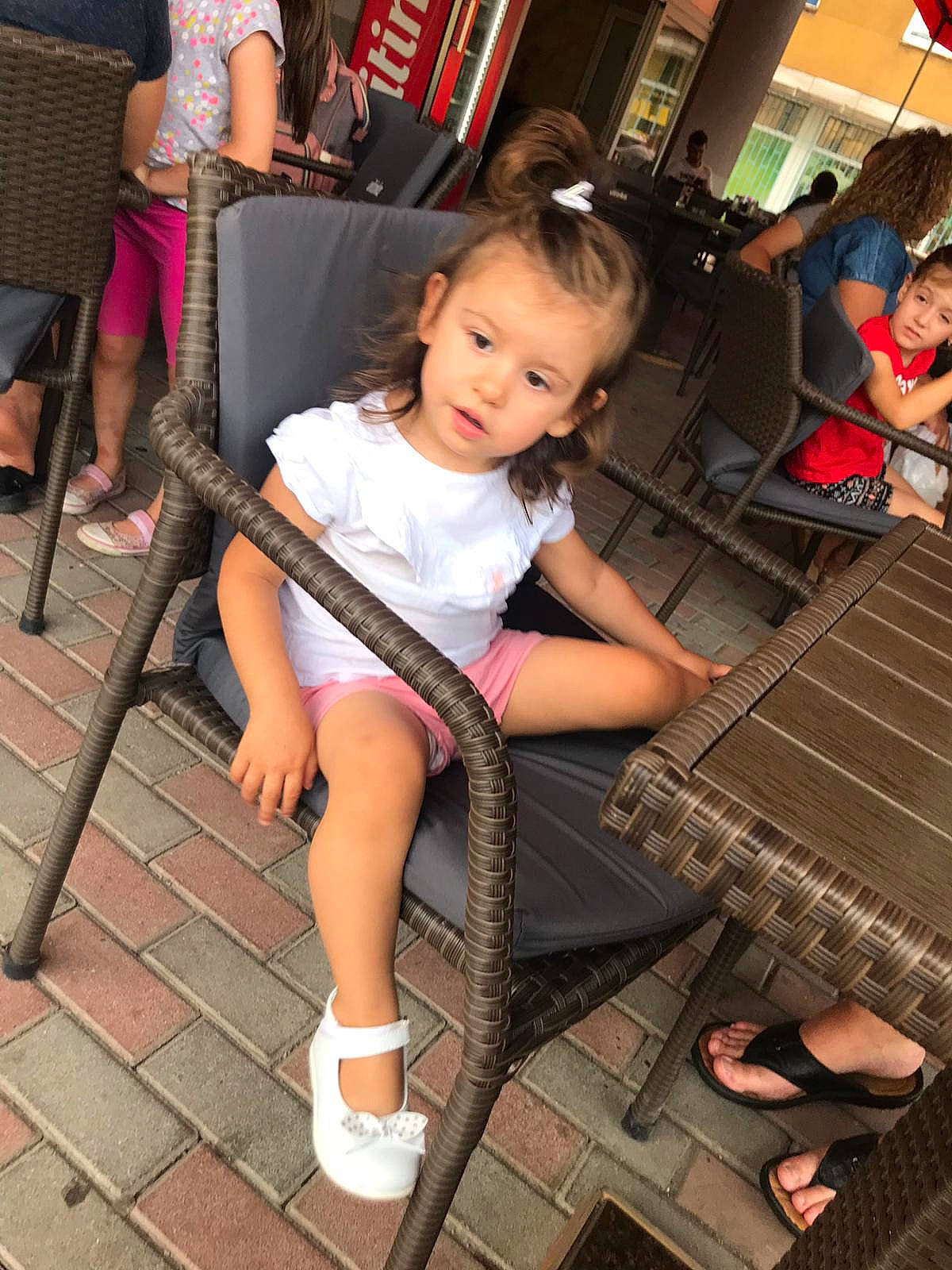 Leyana participe au concours pour gagner de l'argent avec cette photo : beauty, child, child_model, daughter, fun, human_body, human_leg, leg, leisure, person, sitting, skin, snapshot, thigh, tourism, vacation