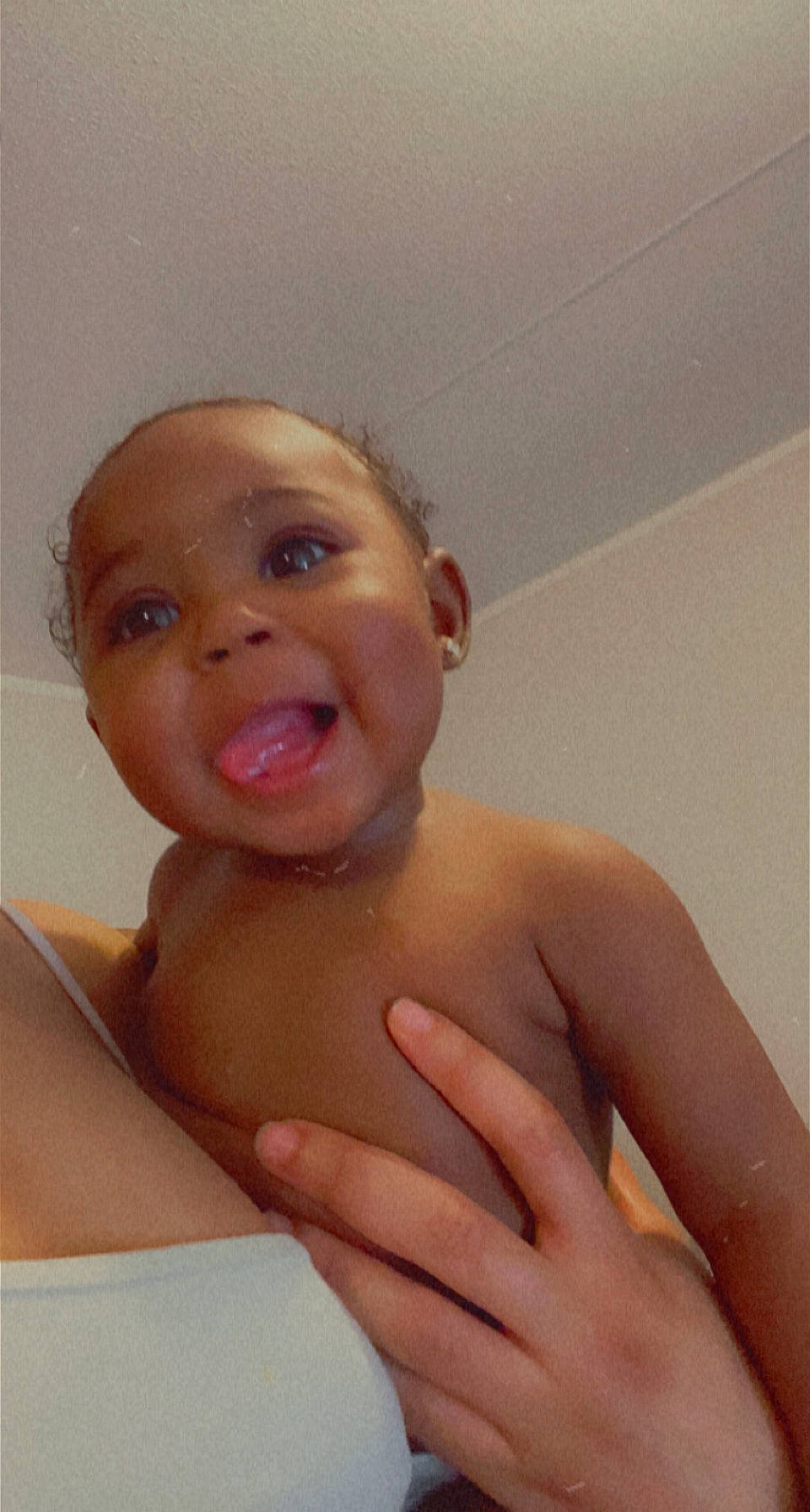 Kahlani is registered to the contest to win money with this photo: arm, baby_bathing, bathtub, cheek, ear, eyebrow, eyelash, hair, hand, human_body, jaw, lip, mouth, neck, nose, person, plumbing_fixture, shoulder, skin, smile