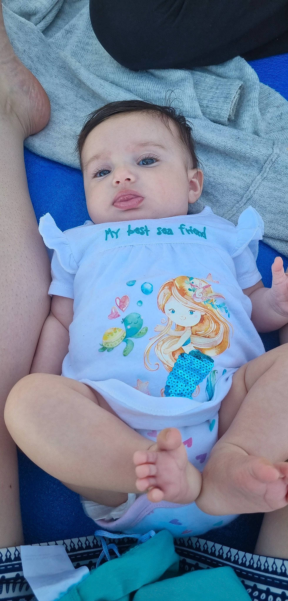 Hannah a rejoint le concours — aidez-le/la à gagner de superbes lots ! azure, baby, baby_toddler_clothing, blue, cheek, eye, face, facial_expression, hand, head, human, iris, mouth, organ, person, pink, product, skin, sleeve, textile