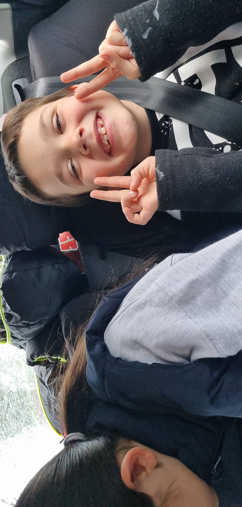 Bryan participe au concours pour gagner de l'argent avec cette photo : cool, eyebrow, eyewear, fashion, flash_photography, gesture, hairstyle, happy, head, human, joy, lip, mouth, neck, nose, outerwear, person, photograph, skin, sleeve