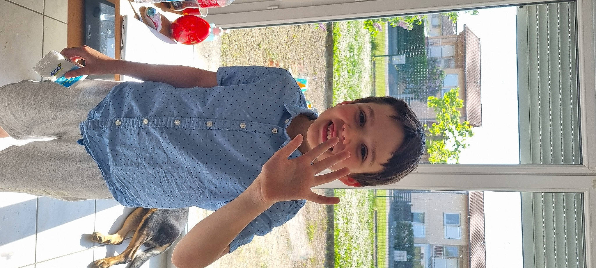 Bryan participe au concours pour gagner de l'argent avec cette photo : child, cocktail, drink, drinking, elbow, event, fruit, fun, green, happy, leisure, light, person, plant, smile, summer, t_shirt, tableware, tree, vacation