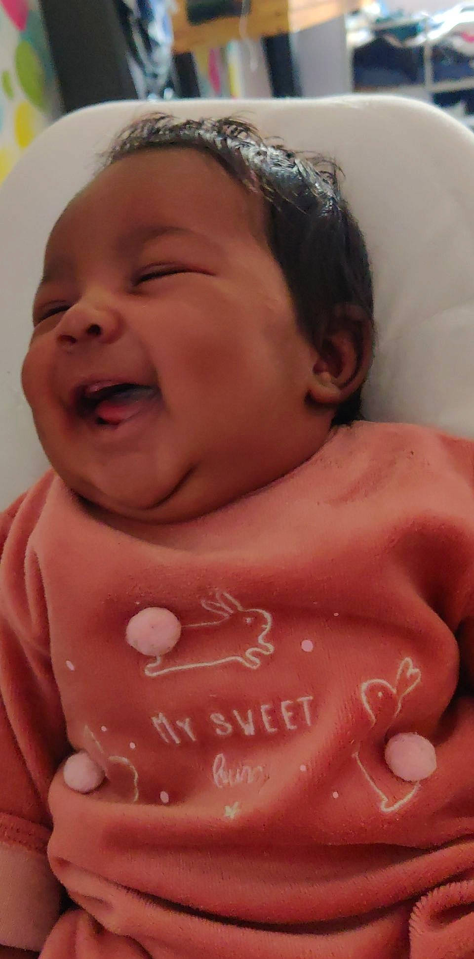 Jahëlys participe au concours pour gagner de l'argent avec cette photo : baby, cheek, chin, eyebrow, eyelash, face, facial_expression, finger, gesture, happy, head, lip, mouth, muscle, neck, nose, person, pink, skin, smile