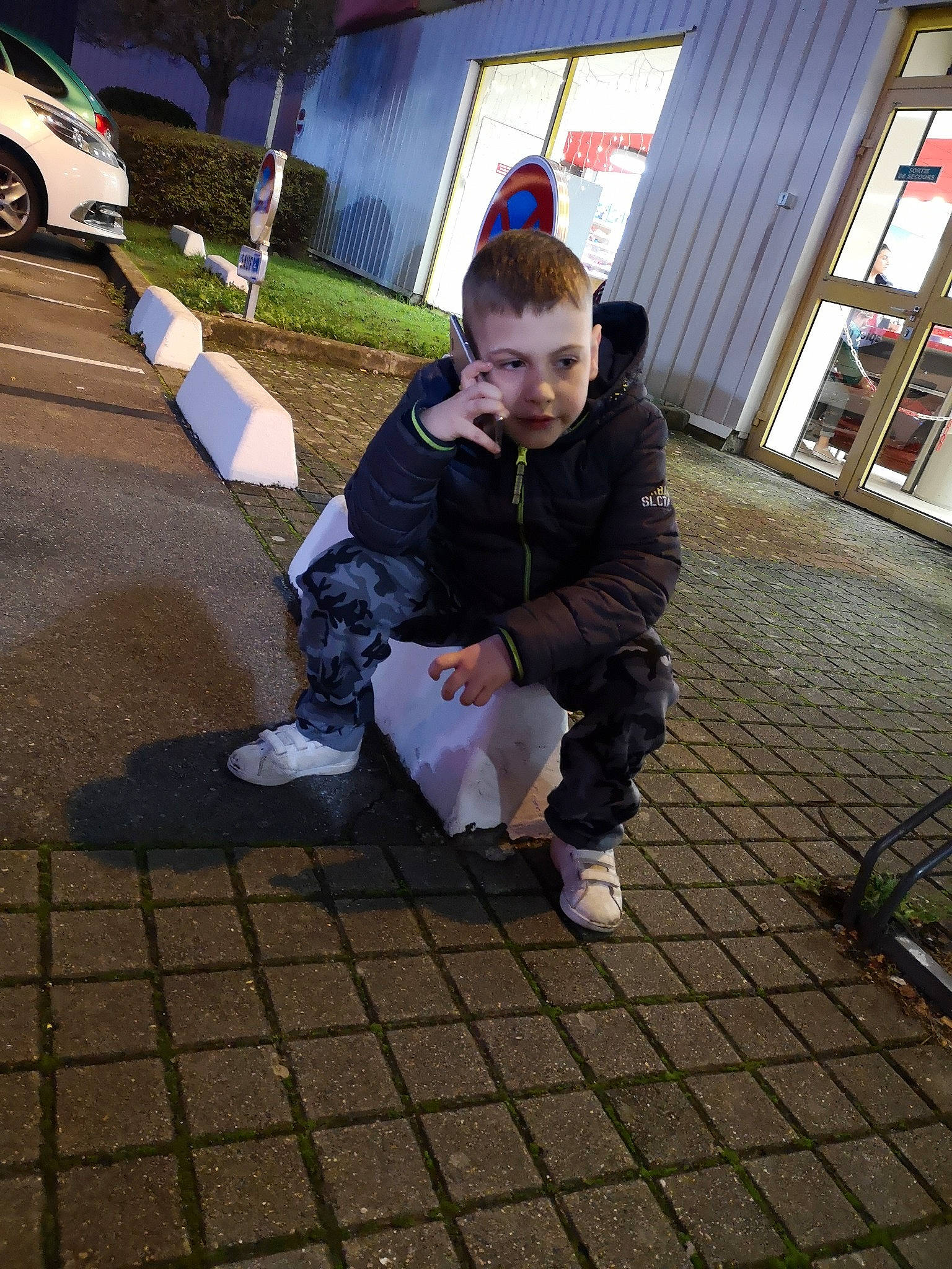 Edwig participe au concours pour gagner de l'argent avec cette photo : car, child, fun, girl, male, mammal, person, recreation, sitting, snapshot, street, tree, vacation